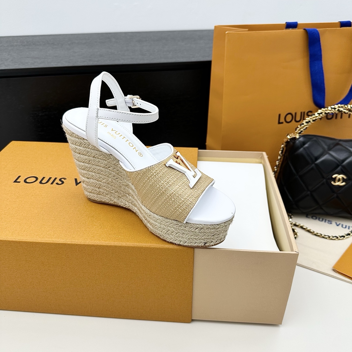LOUIS VUITTON grande marque sandales compensées en raphia à semelle épaisse - version premium