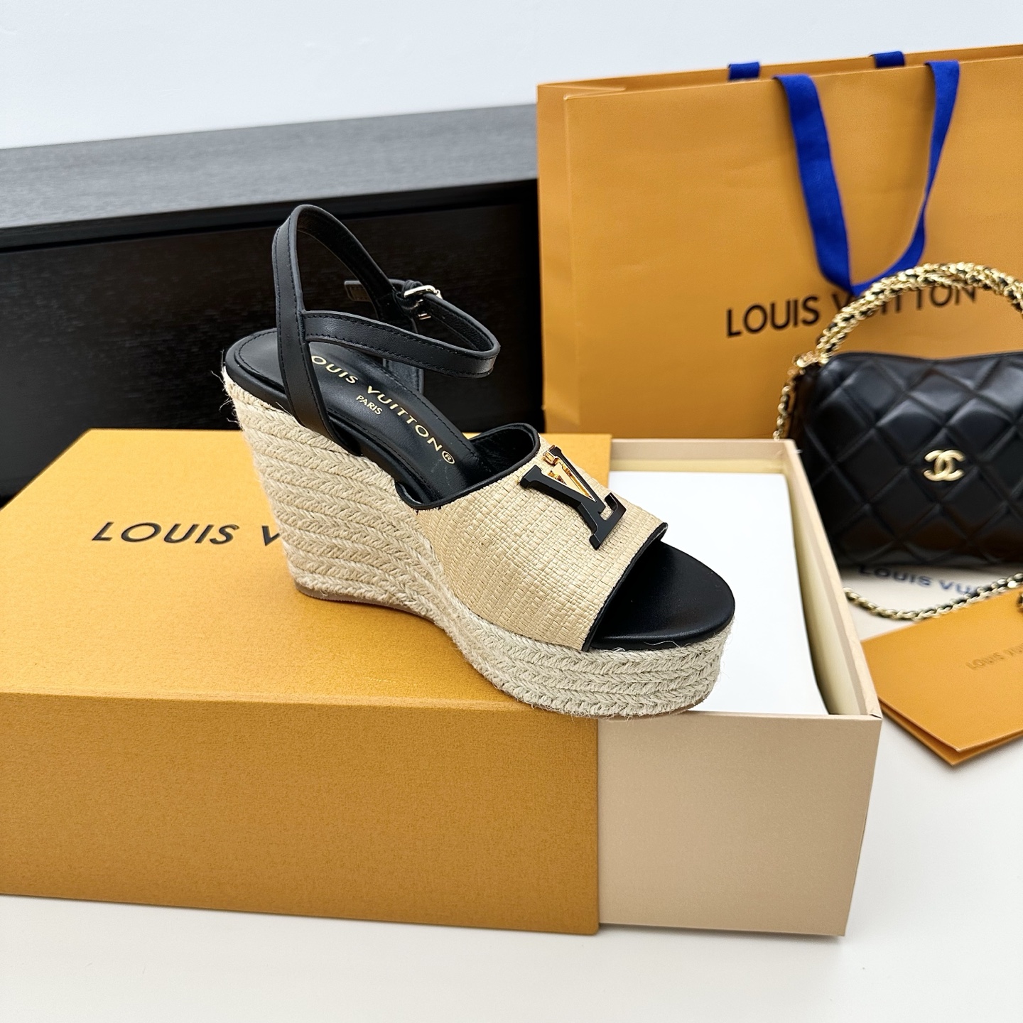 LOUIS VUITTON grande marque sandales compensées en raphia à semelle épaisse - version premium