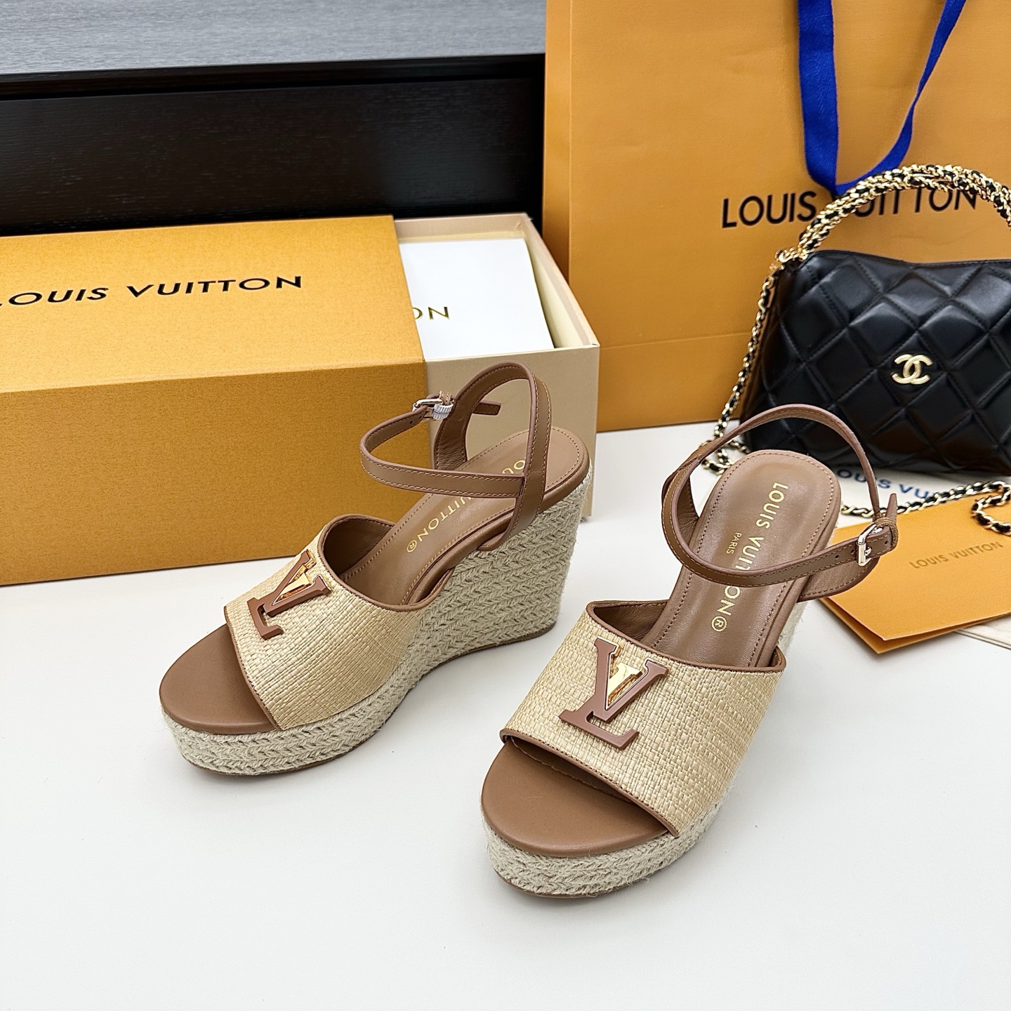 LOUIS VUITTON grande étiquette sandales compensées en raphia - version premium