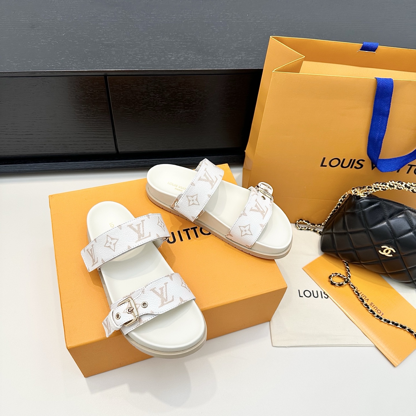 LOUIS VUITTON Velcro Beach Sandals Comfortable and Versatile - Top Version