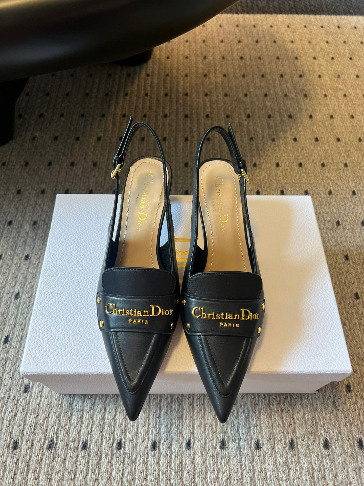 NO:465210,Purchase version 4cm Dior 25ss Spring and summer new Dior pointed high heels are a new product in the 2025 spring and summer ready-to-wear series, exquisite and elegant. It is carefully crafted with cowhide leather, pointed toe design, embellished with a golden metallic Christian Dior Paris logo, which is recognizable and demonstrates Dior's extraordinary exquisite craftsmanship. It is paired with adjustable lace-up and graphic-style heels, making the fashionable design more elegant. Upper cowhide inner cowhide outsole leather outsole SIZE35-41 (customized by 34.40.41) Heel height and short heels 4cm/high heels 8cm, sandals, dior, dior, sandals, high heels, cowhide, Leather soles19860909代购版 4cm Dior迪奥25ss 春夏新款Dior尖头高跟后空凉鞋 这款 My Dior 露跟高跟鞋是2025春夏成衣系列新品,精致优雅.采用牛皮革精心制作,尖头设计,点缀以金色饰面金属 Christian Dior Paris 标志,富有辨识度,彰显 Dior 非凡的精湛工艺.搭配可调节系带和图形风格鞋跟,令时尚的设计更显典雅. 鞋面牛皮 内里牛皮 大底真皮大底 SIZE35-41（34.40.41定制） 跟高矮跟4cm/高跟8cm,凉鞋,dior,dior,sandals,high heels,cowhide,Leather soles,Women's Shoes