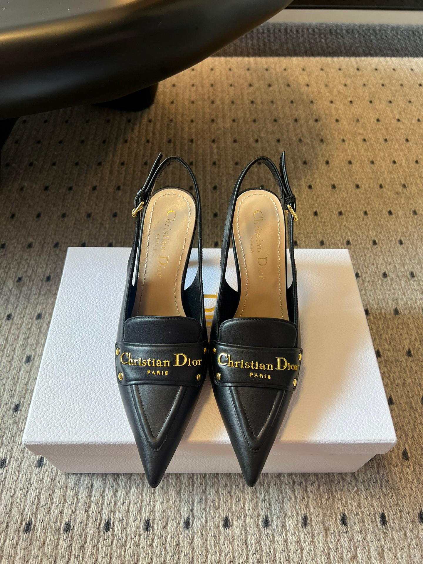 NO:465203,Purchase version 8cm Dior 25ss Spring and summer new Dior pointed high heels are a new product in the 2025 spring and summer ready-to-wear series, exquisite and elegant. It is carefully crafted with cowhide leather, pointed toe design, embellished with a golden metallic Christian Dior Paris logo, which is recognizable and demonstrates Dior's extraordinary exquisite craftsmanship. It is paired with adjustable lace-up and graphic-style heels, making the fashionable design more elegant. Upper cowhide inner cowhide outsole leather outsole SIZE35-41 (customized by 34.40.41) Heel height and short heels 4cm/high heels 8cm, sandals, dior, dior, sandals, high heels, cowhide, Leather soles19860909代购版 8cm Dior迪奥25ss 春夏新款Dior尖头高跟后空凉鞋 这款 My Dior 露跟高跟鞋是2025春夏成衣系列新品,精致优雅.采用牛皮革精心制作,尖头设计,点缀以金色饰面金属 Christian Dior Paris 标志,富有辨识度,彰显 Dior 非凡的精湛工艺.搭配可调节系带和图形风格鞋跟,令时尚的设计更显典雅. 鞋面牛皮 内里牛皮 大底真皮大底 SIZE35-41（34.40.41定制） 跟高矮跟4cm/高跟8cm,凉鞋,dior,dior,sandals,high heels,cowhide,Leather soles,Women's Shoes