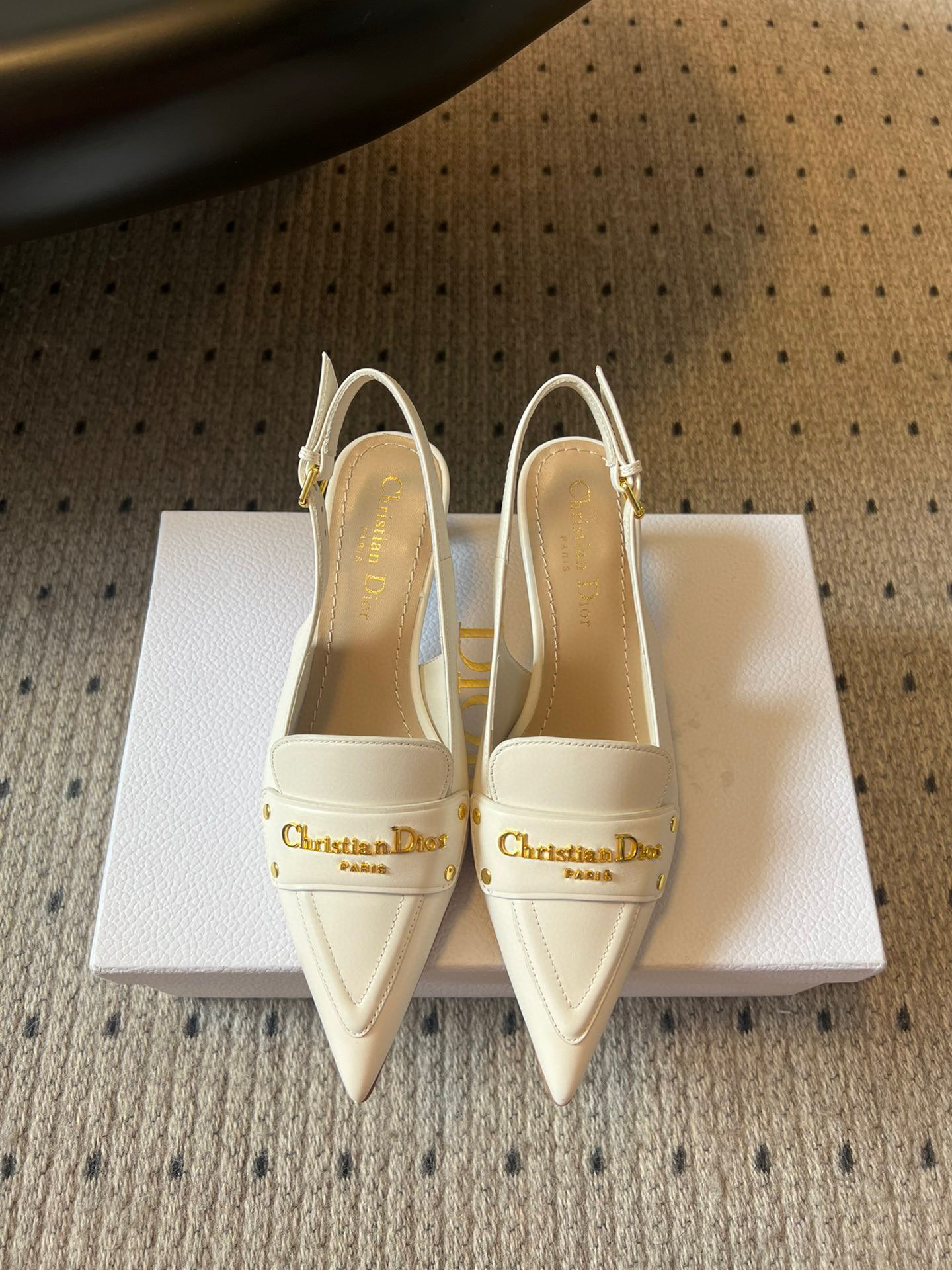 NO:465224,Purchase version 4cm Dior 25ss Spring and summer new Dior pointed high heels are a new product in the 2025 spring and summer ready-to-wear series, exquisite and elegant. It is carefully crafted with cowhide leather, pointed toe design, embellished with a golden metallic Christian Dior Paris logo, which is recognizable and demonstrates Dior's extraordinary exquisite craftsmanship. It is paired with adjustable lace-up and graphic-style heels, making the fashionable design more elegant. Upper cowhide inner cowhide outsole leather outsole SIZE35-41 (customized by 34.40.41) Heel height and short heels 4cm/high heels 8cm, sandals, dior, dior, sandals, high heels, cowhide, Leather soles19860909代购版 4cm Dior迪奥25ss 春夏新款Dior尖头高跟后空凉鞋 这款 My Dior 露跟高跟鞋是2025春夏成衣系列新品,精致优雅.采用牛皮革精心制作,尖头设计,点缀以金色饰面金属 Christian Dior Paris 标志,富有辨识度,彰显 Dior 非凡的精湛工艺.搭配可调节系带和图形风格鞋跟,令时尚的设计更显典雅. 鞋面牛皮 内里牛皮 大底真皮大底 SIZE35-41（34.40.41定制） 跟高矮跟4cm/高跟8cm,凉鞋,dior,dior,sandals,high heels,cowhide,Leather soles,Women's Shoes