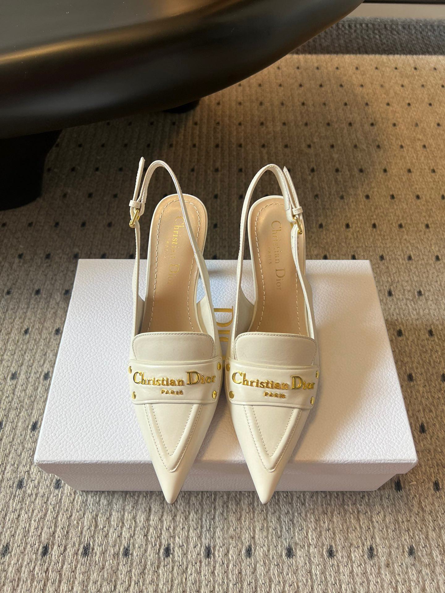 NO:465217,Purchase version 8cm Dior 25ss Spring and summer new Dior pointed high heels are a new product in the 2025 spring and summer ready-to-wear series, exquisite and elegant. It is carefully crafted with cowhide leather, pointed toe design, embellished with a golden metallic Christian Dior Paris logo, which is recognizable and demonstrates Dior's extraordinary exquisite craftsmanship. It is paired with adjustable lace-up and graphic-style heels, making the fashionable design more elegant. Upper cowhide inner cowhide outsole leather outsole SIZE35-41 (customized by 34.40.41) Heel height and short heels 4cm/high heels 8cm, sandals, dior, dior, sandals, high heels, cowhide, Leather soles19860909代购版 8cm Dior迪奥25ss 春夏新款Dior尖头高跟后空凉鞋 这款 My Dior 露跟高跟鞋是2025春夏成衣系列新品,精致优雅.采用牛皮革精心制作,尖头设计,点缀以金色饰面金属 Christian Dior Paris 标志,富有辨识度,彰显 Dior 非凡的精湛工艺.搭配可调节系带和图形风格鞋跟,令时尚的设计更显典雅. 鞋面牛皮 内里牛皮 大底真皮大底 SIZE35-41（34.40.41定制） 跟高矮跟4cm/高跟8cm,凉鞋,dior,dior,sandals,high heels,cowhide,Leather soles,Women's Shoes