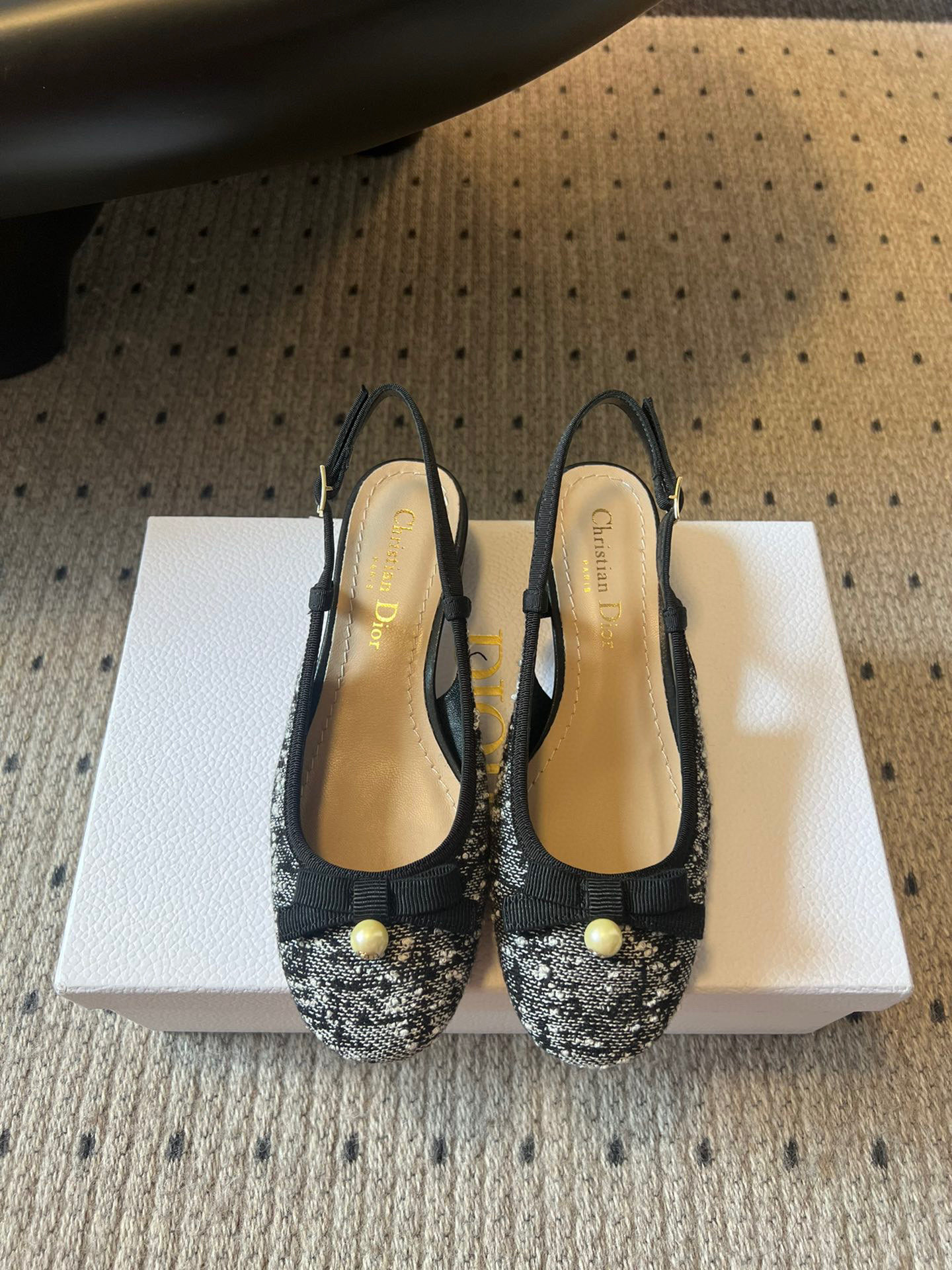 NO:465231,Purchase version Dior 25 new CD home pearl bow empty sandals super good looking gentle appearance CD presentation ADIORABLE low heels multi-color embroidery spliced ​​with yellow beads and bows to add elegant temperament to the modern look with gold square buckle sole star pattern embellishment upper cotton/bamboo woven inner cowhide outsole leather outsole SIZE35-41 (customized by 34.40.41), sandals, dior, dior, dior, sandals, cowhide, Leather soles19860909代购版 Dior迪奥25年新款 CD家珍珠蝴蝶结后空凉鞋 超级好看 温柔的样子 cd倾情呈献 ADIORABLE低跟鞋 多色刺绣拼接以黄色珠饰及蝴蝶结 为摩登造型增添高雅气质后跟带金色方框扣鞋底星星图案点缀 鞋面棉/竹编织 内里牛皮 大底真皮大底 SIZE35-41（34.40.41定制）,凉鞋,dior,dior,dior,sandals,cowhide,Leather soles,Women's Shoes