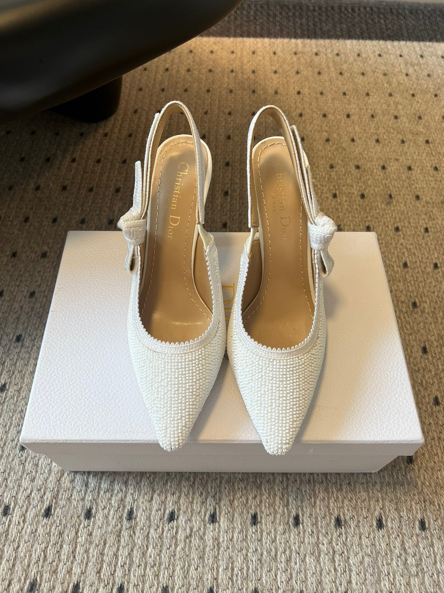 NO:707322,Purchasing agent level!  Dior’s new J’Adior slingback pumps are from the Dior Or limited series and are an example of Dior’s exquisite craftsmanship. They are carefully made of cotton fabrics and have an elegant shape. They are decorated with purple metallic luster thread embroidery and mini beads of the same color. With J’Adior logo ribbon, bow and 9.5cm comma heel, they can be matched with other Dior Or limited series items to create a refined and elegant look. The upper is made of cotton + metallic luster thread embroidery.  Sheepskin lining, Italian genuine leather outsole, size 35-43 (customized at 34.40.41.42.43, non-returnable, non-exchangeable), high heels and sandals, dior, dior, sandals, high heels, sheepskin, Leather soles19860909代购级别！ Dior迪奥新款 J‘Adior 露跟高跟鞋来自 Dior Or 限定系列,是彰显 Dior 精湛工艺的典范之作.采用棉质面料精心制作,造型优雅,通体饰以紫色金属光泽线刺绣和同色调迷你珠饰.搭配 J’Adior 标志饰带、蝴蝶结和 9.5厘米逗号跟,可与其他 Dior Or 限定系列单品搭配,打造精致优雅的造型. 鞋面棉+金属光泽线刺绣 内里羊皮 大底意大利真皮大底 码数35-43(34.40.41.42.43订做,不退不换）,高跟鞋凉鞋,dior,dior,sandals,high heels,sheepskin,Leather soles,Women's Shoes