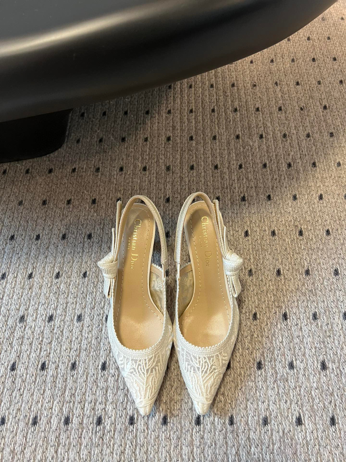 NO:465195,Purchase version Dior 25 years classic multi-color embroidered printed high heels highlight the classic work of Dior's exquisite craftsmanship. It is carefully crafted with multi-color embroidery. The three-color J’Adior embroidery band is embroidered with a flat bow. It is matched with the three-color J’Adior logo embroidery band, heel height: 10cm and 6.5cm leather sole is decorated with Christian Dior's lucky star symbol size35-42 (34.40.41.42 custom-made non-return and exchange), sandals, dior, dior, sandals, high heels19860909代购版 Dior迪奥25年 经典款多色刺绣印花高跟鞋 彰显 Dior 精湛工艺的典范之作.采用多色刺绣精心制作.三色 J’Adior 刺绣饰带点缀以扁平蝴蝶结.搭配三色 J’Adior 标志刺绣饰带、 跟高:10cm 和 6.5cm 皮革鞋底饰以 Christian Dior 的幸运星符号 size35-42（34.40.41.42定做不退换）,凉鞋,dior,dior,sandals,high heels,Women's Shoes