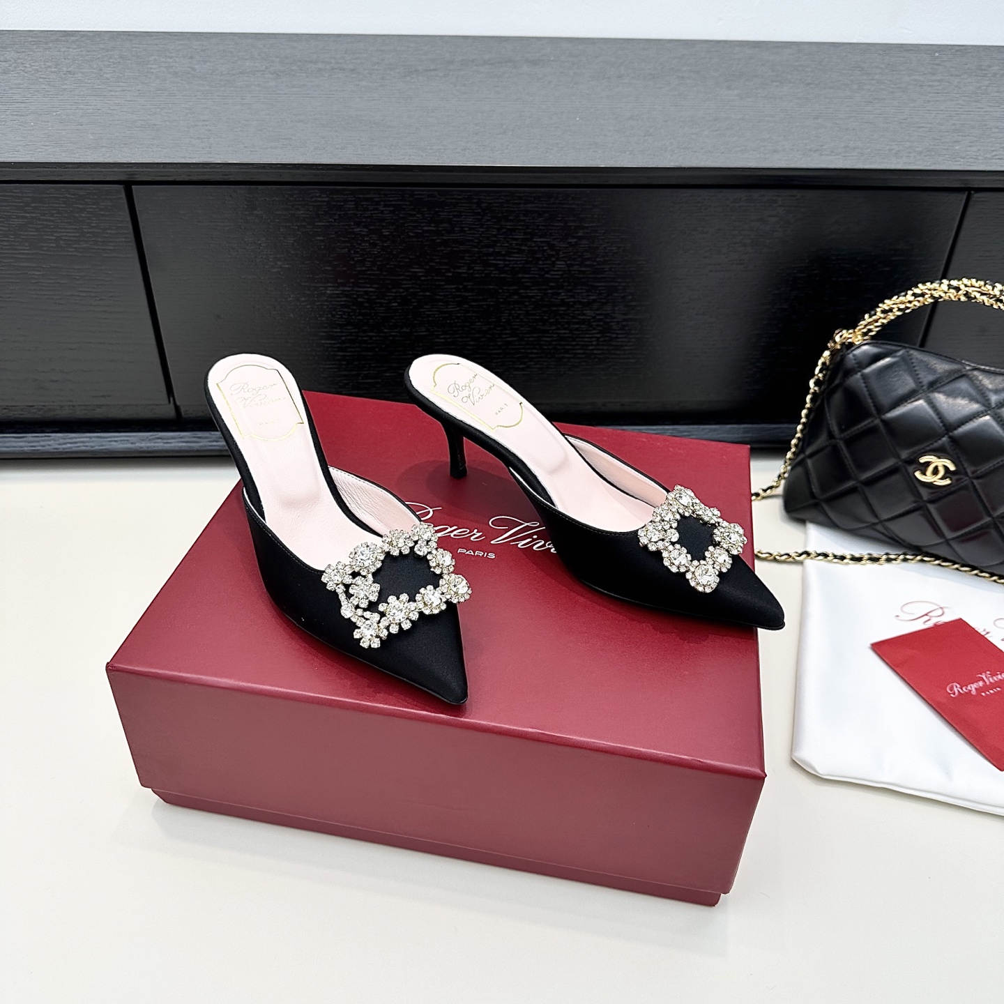 Luxurious Efflorescence Muller Silk Shoes for Elegant Events: Roger Vivier RV Collection - 图片 1