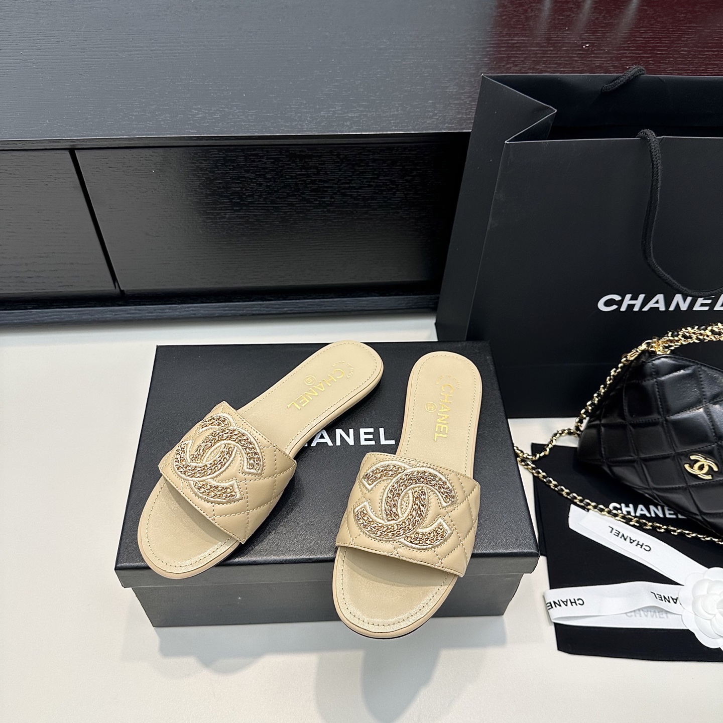NO:443251,Purchase level!  Chanel 25-year new model Xiaoxiang double C chain flat sandals Size 35-39 (40 and 41 custom made without return or replacement), slippers, chanel, chanel, slippers19860909代购级别！ Chanel香奈儿 25年新款 小香双C链条平底凉拖鞋 码数35-39（40、41定做不退不换）,拖鞋,chanel,chanel,slippers,Women's Shoes