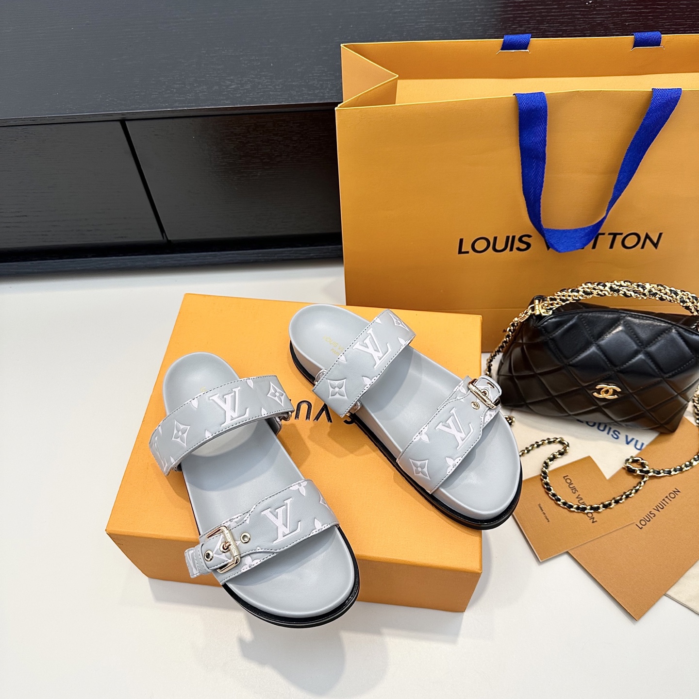 LOUIS VUITTON Velcro Beach Sandals Comfortable and Versatile - Top Version