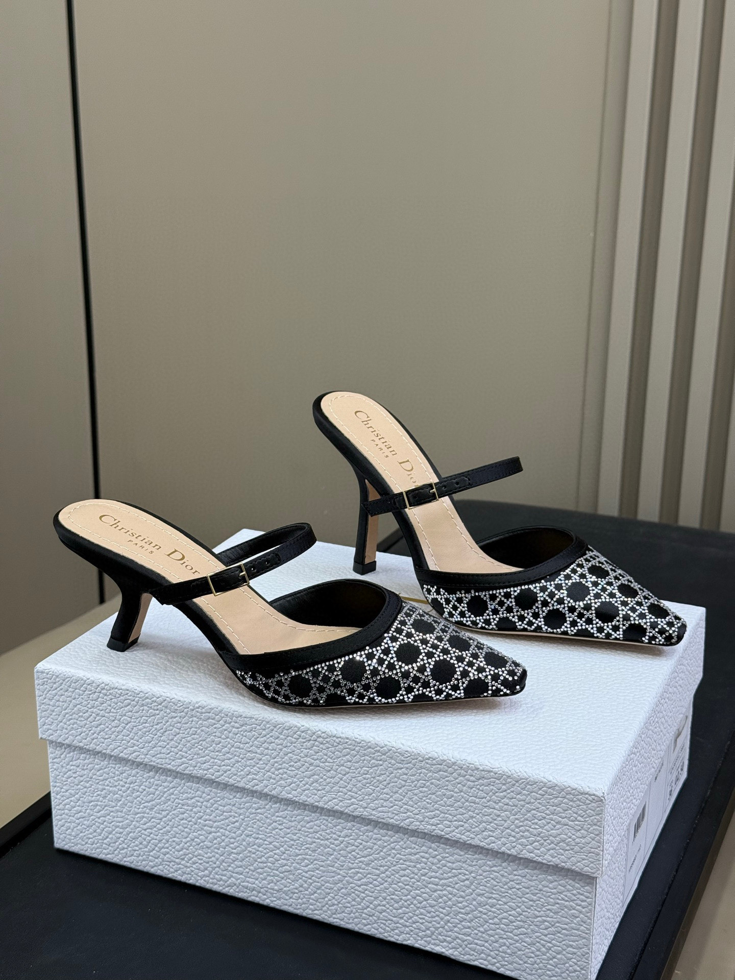 NO:706555,Purchasing agent level!  The Dior Capture high-heeled shoe is a sophisticated creation with modern elegance. Offering a refined transparent element, mesh cannage perm and a nude stripe style showcasing the Cannage pattern, enhanced with tonal suede goatskin details. Fabric: Technical fabric, suede goatskin, sheepskin lining Outsole Italian leather outsole Heel height 6.5cm, 9.5cm  Size 35-43 (35.41 customization is non-refundable and non-exchangeable), half-drag high heels, dior, high heels, sheepskin, Leather soles19860909代购级别！ 迪奥 Capture高跟单鞋是一个精致的创作与现代优雅.提供了一个精致的透明元素,网眼藤格纹烫钻和裸色条纹风格展示了Cannage图案,与同色绒面山羊皮细节增强. 面料: 科技面料,绒面山羊皮,羊皮衬里 大底意大利真皮大底 跟高6.5cm,9.5cm 码数35-43（35.41定制不退不换）,半拖高跟鞋,dior,high heels,sheepskin,Leather soles,Women's Shoes