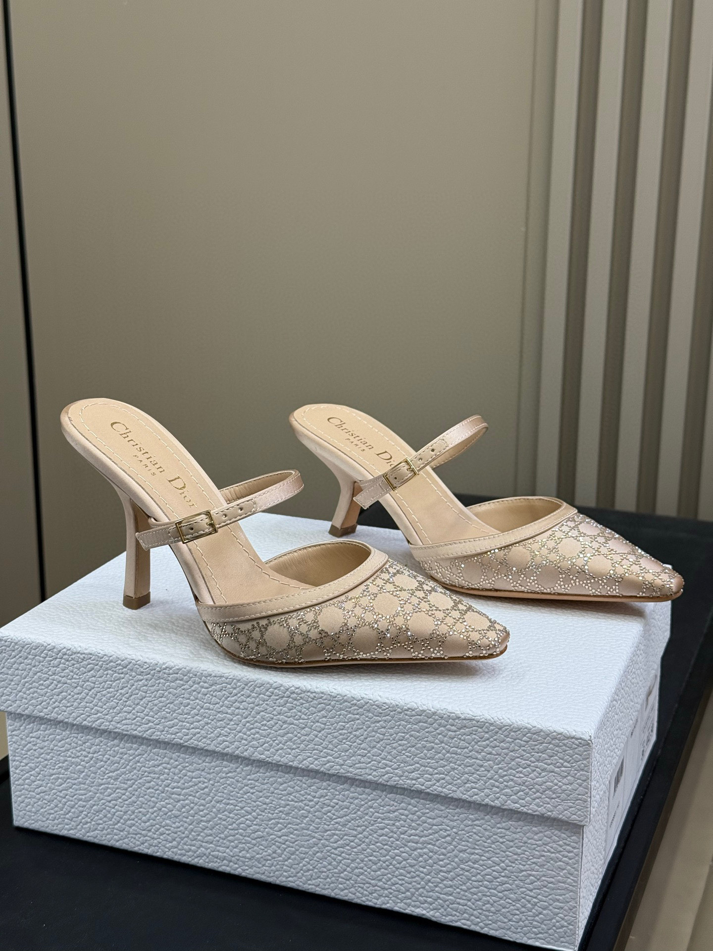 NO:465204,Purchase version Dior 25 autumn and winter new product cd25 autumn and winter silk rhinestone plaid hot diamond high heels sexy high-end feminine flavor overflowing the screen silk upper, classic rhinestone plaid plaid Italian imported cowhide sole heel height: 6.5cm 10cm size 35-41 Custom made 34.40.41, sandals, dior, sandals, high heels, cowhide, real silk19860909代购版 Dior 25秋冬 新品 cd25秋冬 真丝水钻藤格纹烫钻高跟鞋 性感高级女人味满溢出屏的决绝子单品 真丝鞋面,经典水钻藤格纹 意大利进口牛皮底 跟高:6.5cm 10cm size 35-41 订做34.40.41,凉鞋,dior,sandals,high heels,cowhide,real silk,Women's Shoes