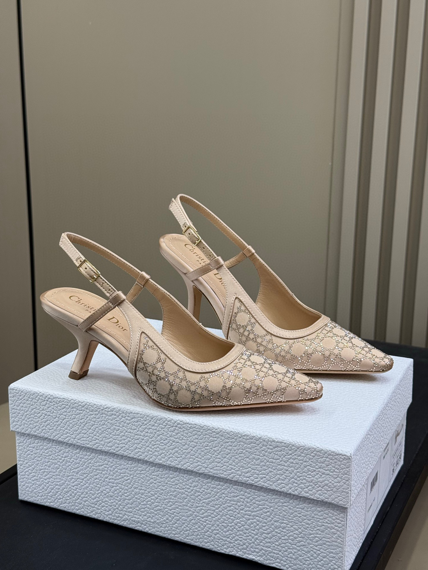 NO:465211,Purchase version, back empty Dior 25 autumn and winter, new product, cd25 autumn and winter, silk rhinestone plaid hot diamond high heels, sexy and high feminine flavor overflowing the screen, silk upper, classic rhinestone plaid, Italian imported cowhide sole, heel height: 6.5cm 10cm size 35-41 Custom made 34.40.41, sandals, dior, sandals, high heels, cowhide, real silk19860909代购版 后空 Dior 25秋冬 新品 cd25秋冬 真丝水钻藤格纹烫钻高跟鞋 性感高级女人味满溢出屏的决绝子单品 真丝鞋面,经典水钻藤格纹 意大利进口牛皮底 跟高:6.5cm 10cm size 35-41 订做34.40.41,凉鞋,dior,sandals,high heels,cowhide,real silk,Women's Shoes