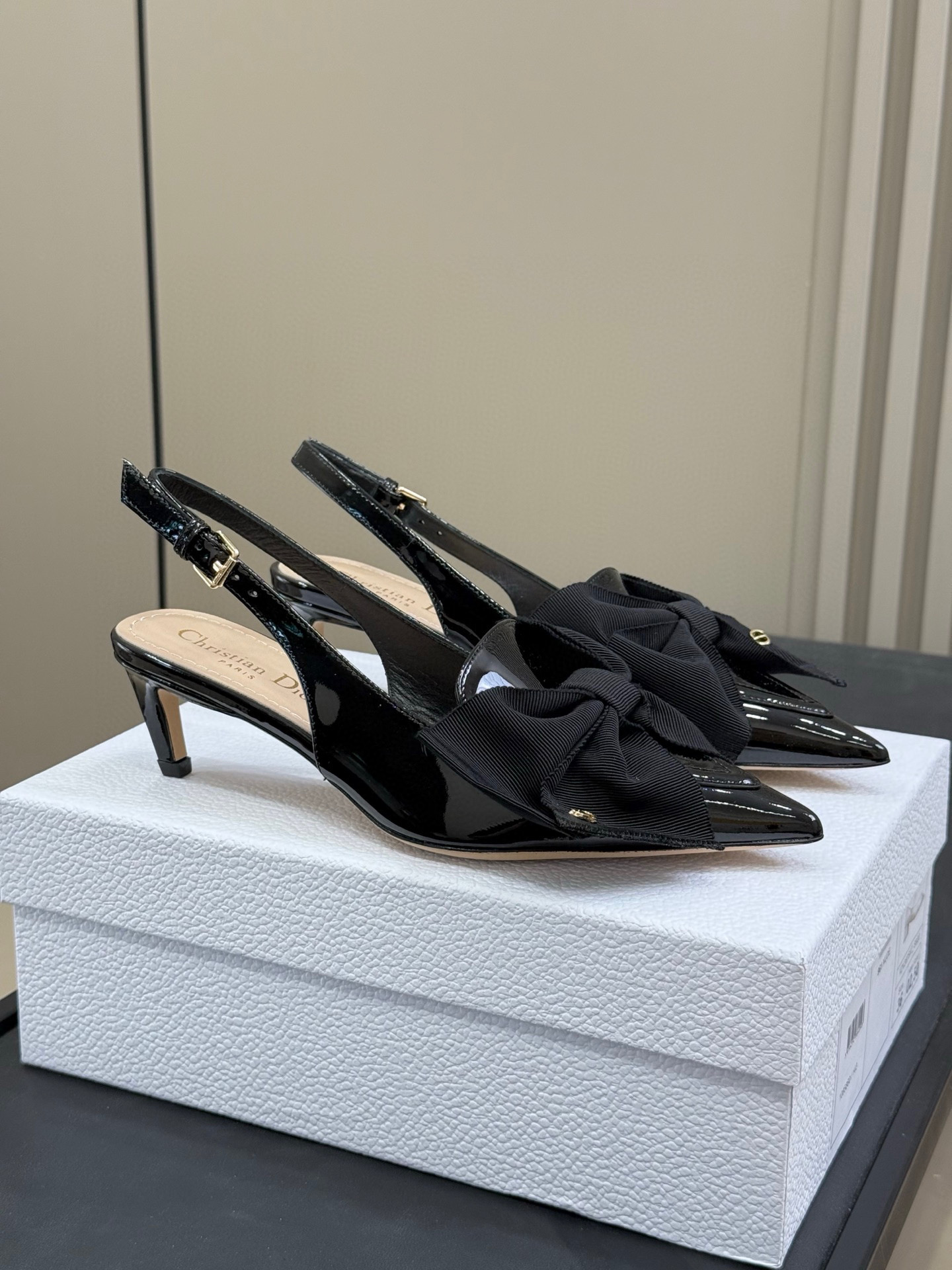 NO:465196,Purchase version Dior FW25 new arrival~ cd 25 autumn and winter Diorissimo series bow pointed high heel sandals Chic small curved heels with small pointed toe, sexy and cute patent leather upper sheepskin inner, natural color imported cowhide sole Heel height: 5cm 8cm size 35-39 customized 34.40.41, sandals, dior, dior, sandals, cowhide, sheepskin19860909代购版 Dior 迪奥fw25 new arrival～ cd 25秋冬 Diorissimo系列 蝴蝶结尖头高跟凉鞋 别致的小弯跟,搭配小尖头,性感可爱 漆皮鞋面 羊皮内里,本色意大利进口牛皮底 跟高:5cm 8cm size 35-39订做34.40.41,凉鞋,dior,dior,sandals,cowhide,sheepskin,Women's Shoes