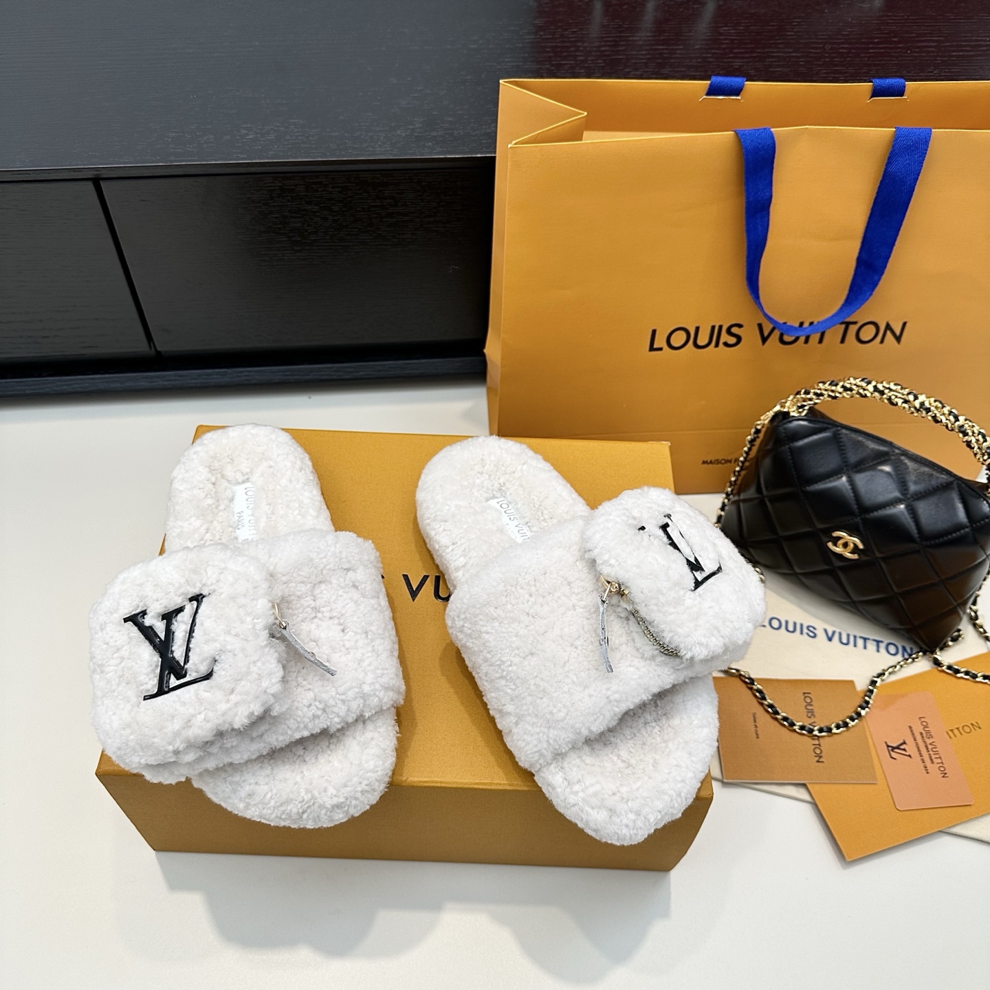 LOUIS VUITTON Coin Purse Wool Slippers Stylish and Comfortable - Top Version