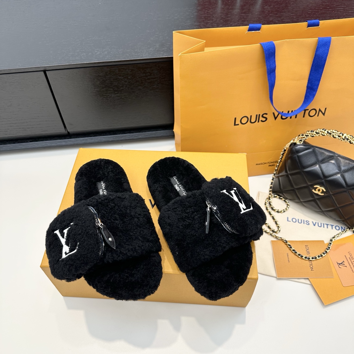 LOUIS VUITTON Coin Purse Wool Slippers Stylish and Comfortable - Top Version