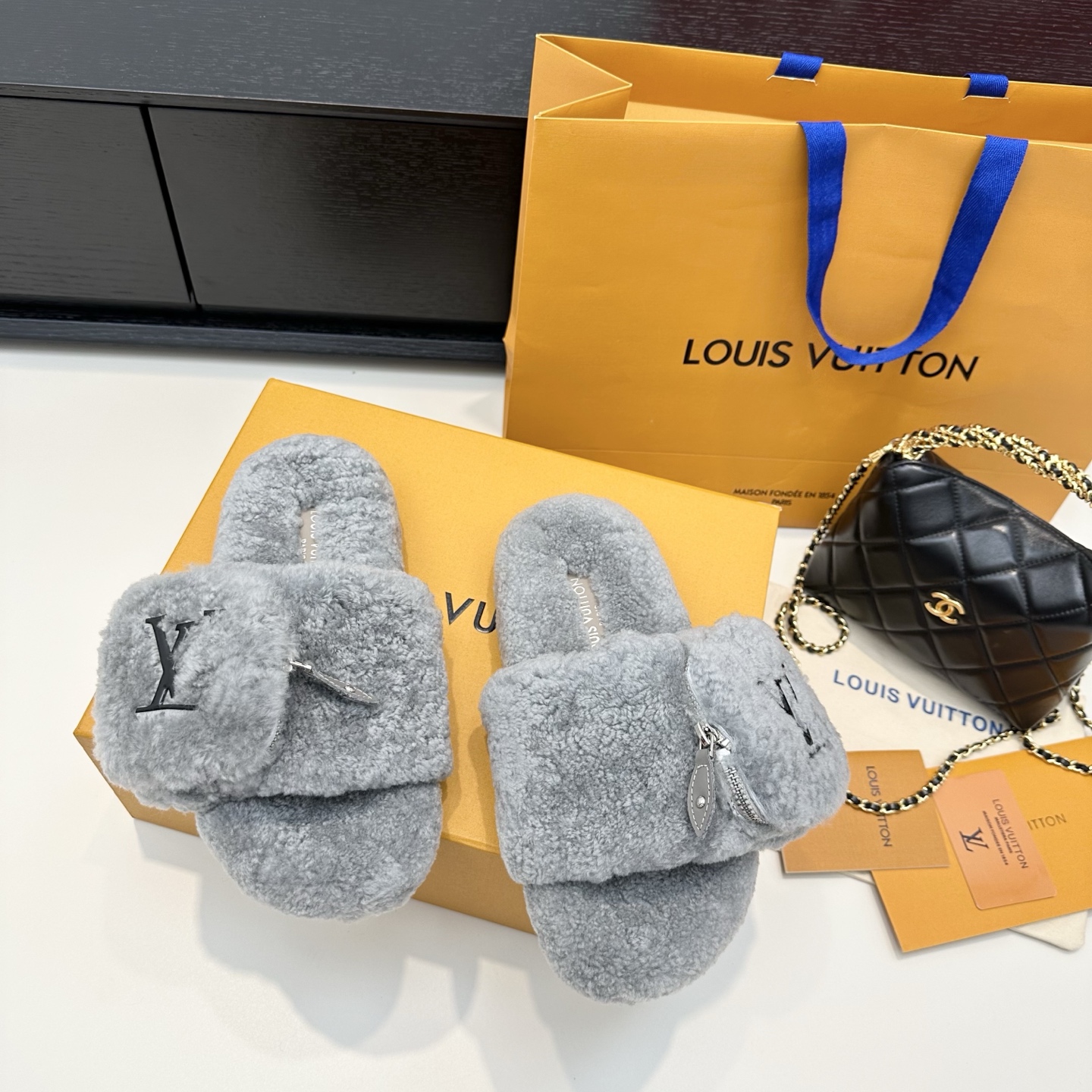 LOUIS VUITTON Coin Purse Wool Slippers Stylish and Comfortable - Top Version