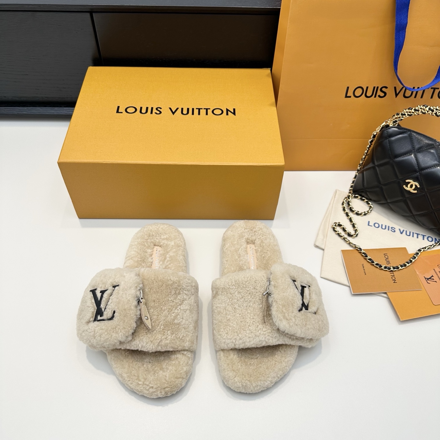 LOUIS VUITTON Coin Purse Wool Slippers Stylish and Comfortable - Top Version