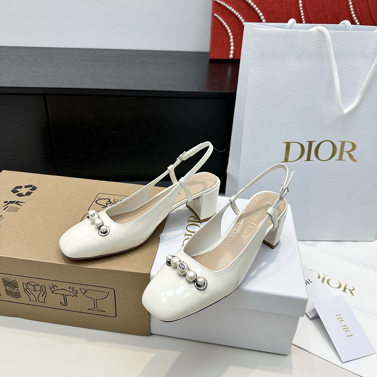 💰816 代购版 Dior迪奥 新款paris CD珍珠粗跟凉鞋 ❄️鞋面:牛漆皮/羊皮内里 ❄️大底:牛皮底 ❄️跟高:5.5cm ❄️正码:35-39🉑订做34.40.41 - 图片 1