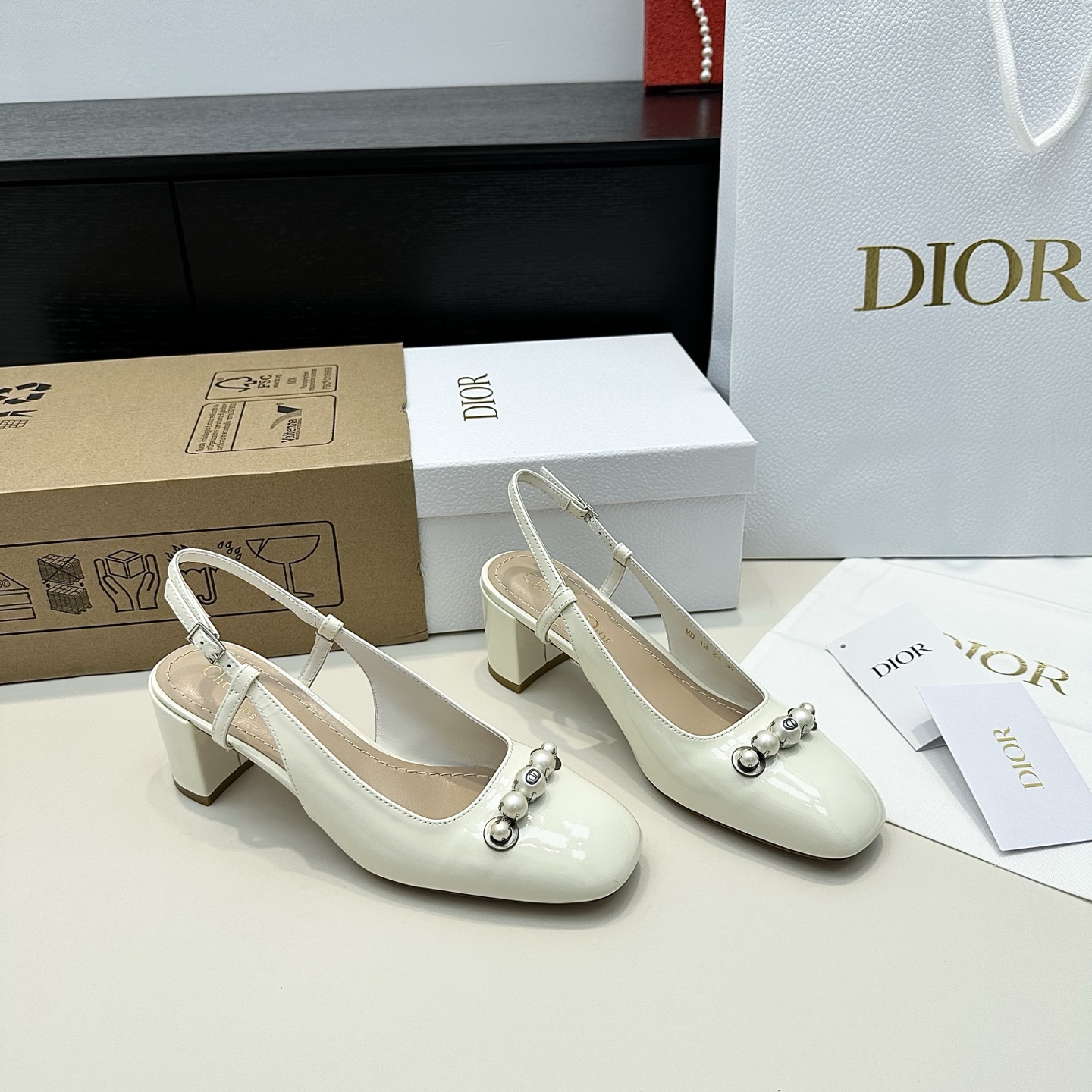 💰816 代购版 Dior迪奥 新款paris CD珍珠粗跟凉鞋 ❄️鞋面:牛漆皮/羊皮内里 ❄️大底:牛皮底 ❄️跟高:5.5cm ❄️正码:35-39🉑订做34.40.41 - 图片 7