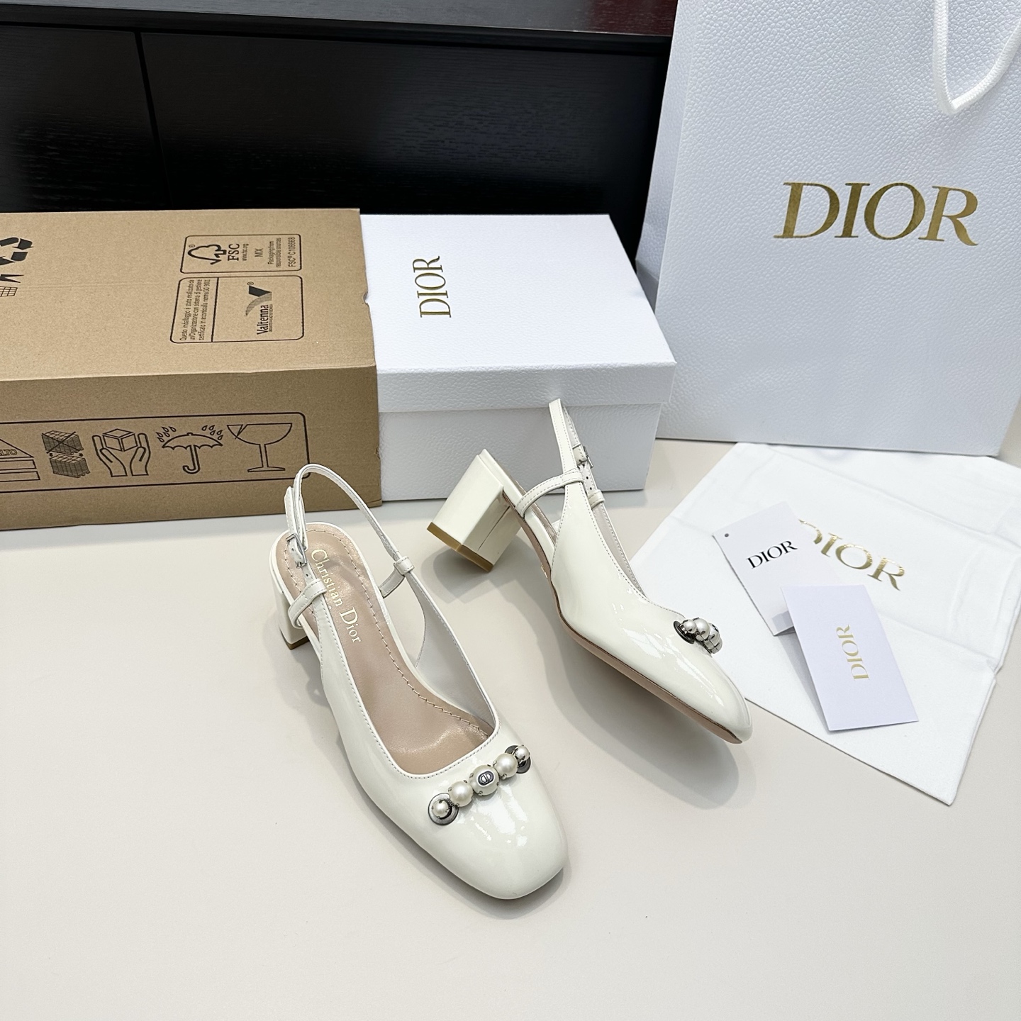 💰816 代购版 Dior迪奥 新款paris CD珍珠粗跟凉鞋 ❄️鞋面:牛漆皮/羊皮内里 ❄️大底:牛皮底 ❄️跟高:5.5cm ❄️正码:35-39🉑订做34.40.41 - 图片 6