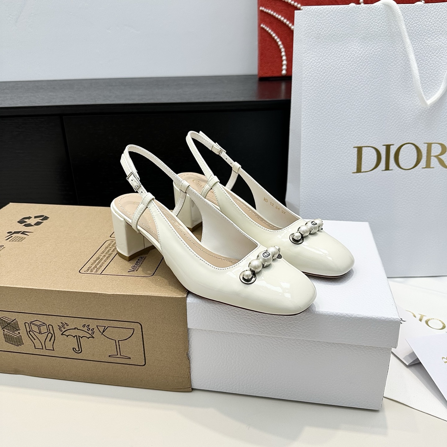 💰816 代购版 Dior迪奥 新款paris CD珍珠粗跟凉鞋 ❄️鞋面:牛漆皮/羊皮内里 ❄️大底:牛皮底 ❄️跟高:5.5cm ❄️正码:35-39🉑订做34.40.41 - 图片 2