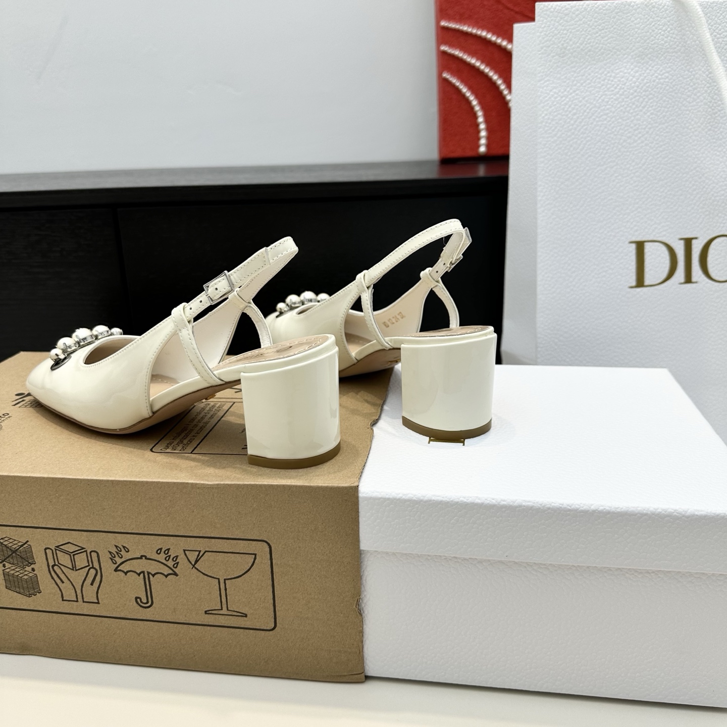 💰816 代购版 Dior迪奥 新款paris CD珍珠粗跟凉鞋 ❄️鞋面:牛漆皮/羊皮内里 ❄️大底:牛皮底 ❄️跟高:5.5cm ❄️正码:35-39🉑订做34.40.41 - 图片 3