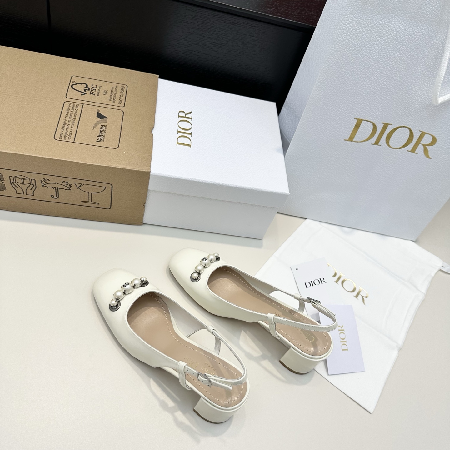 💰816 代购版 Dior迪奥 新款paris CD珍珠粗跟凉鞋 ❄️鞋面:牛漆皮/羊皮内里 ❄️大底:牛皮底 ❄️跟高:5.5cm ❄️正码:35-39🉑订做34.40.41 - 图片 4