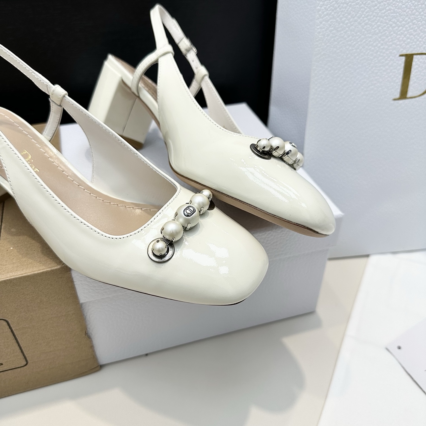 💰816 代购版 Dior迪奥 新款paris CD珍珠粗跟凉鞋 ❄️鞋面:牛漆皮/羊皮内里 ❄️大底:牛皮底 ❄️跟高:5.5cm ❄️正码:35-39🉑订做34.40.41 - 图片 8