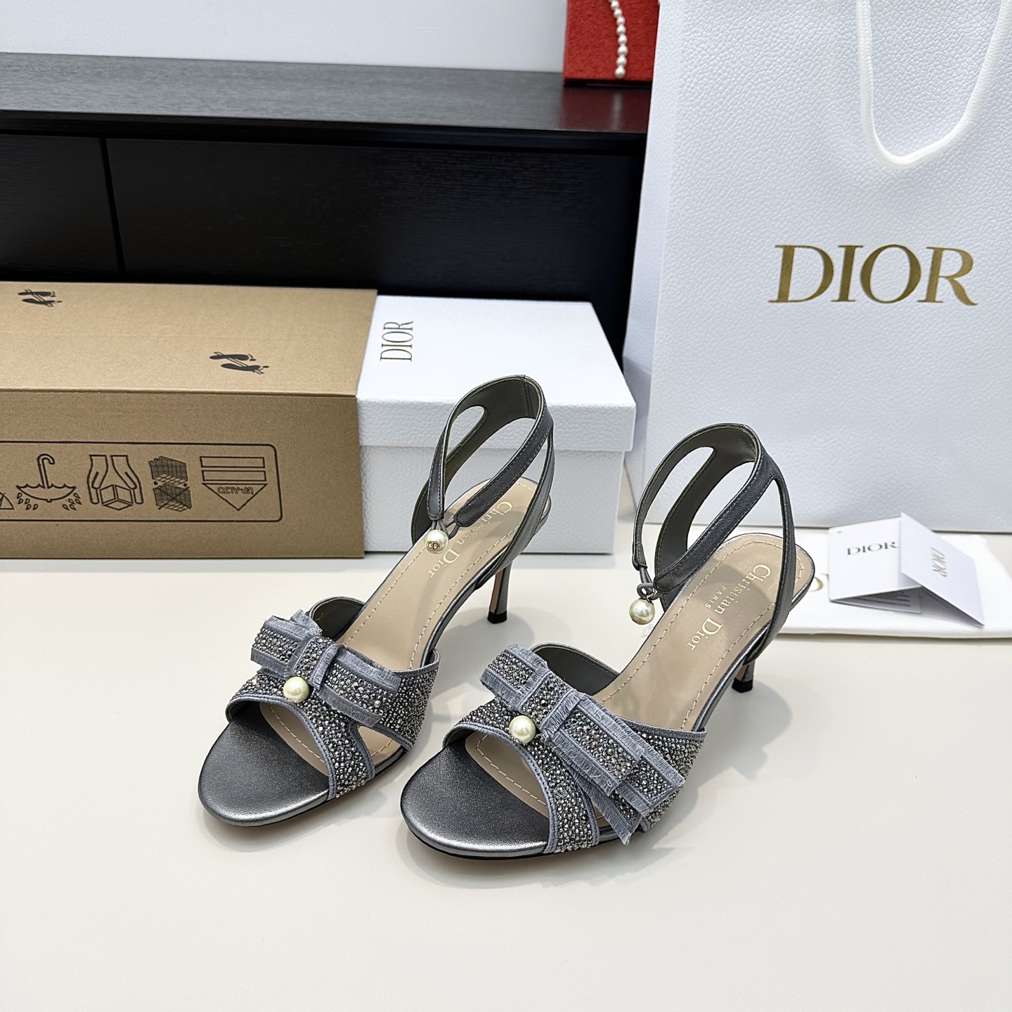 NO:465232,Dior 25ss Spring and summer new CD hot diamond bow pearl button high heel sandals. Correct size: 35-39 Custom made 34.40.41 No return and exchange, sandals, dior, dior, sandals19860909Dior迪奥25ss 春夏新款 CD烫钻蝴蝶结珍珠扣高跟凉鞋 正码:35-39订做34.40.41无退换,凉鞋,dior,dior,sandals,Women's Shoes