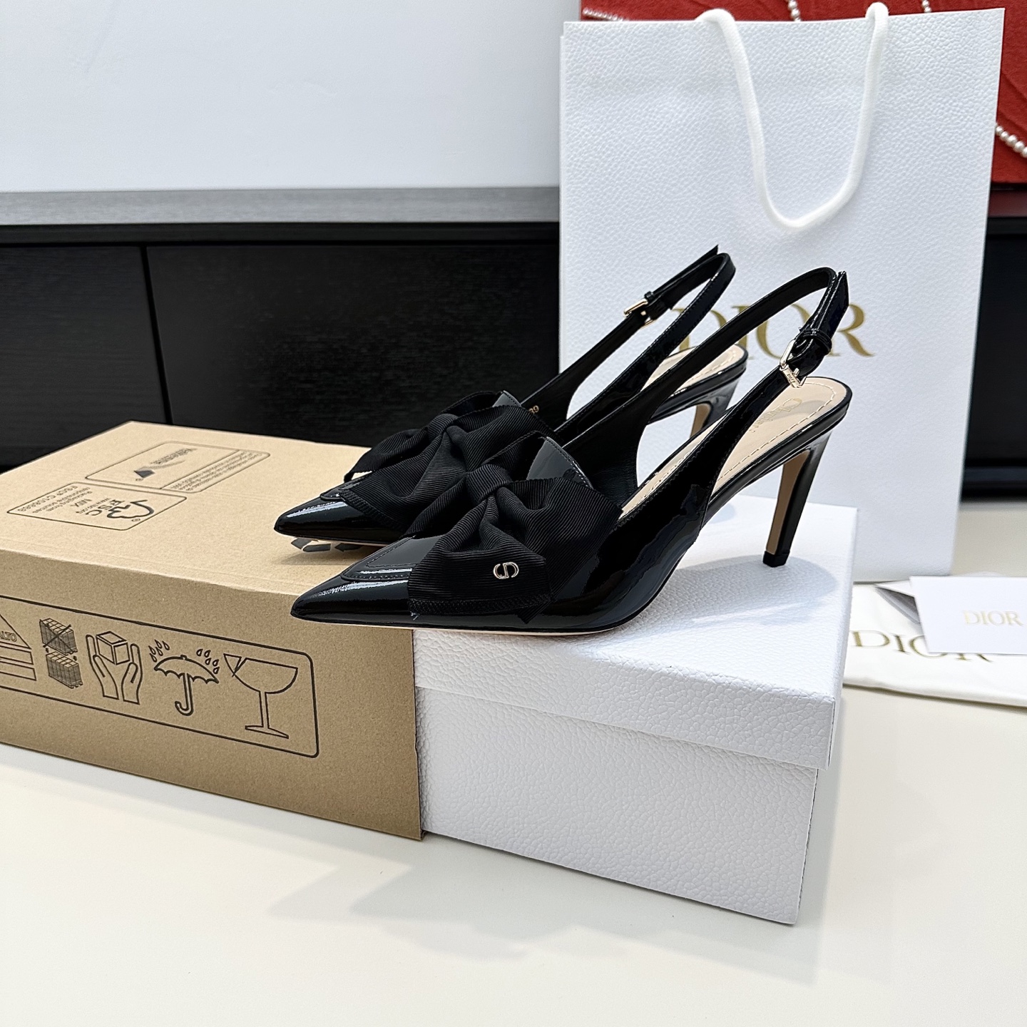 NO:465237,Purchase version Dior FW25 new arrival~ cd 25 autumn and winter Diorissimo series bow pointed high heel sandals Chic small curved heels with small pointed toe, sexy and cute patent leather upper sheepskin inner, natural color imported cowhide sole Heel height: 5cm 8cm size 35-39 customized 34.40.41, sandals, dior, dior, sandals, cowhide, sheepskin19860909代购版 Dior 迪奥fw25 new arrival～ cd 25秋冬 Diorissimo系列 蝴蝶结尖头高跟凉鞋 别致的小弯跟,搭配小尖头,性感可爱 漆皮鞋面 羊皮内里,本色意大利进口牛皮底 跟高:5cm 8cm size 35-39订做34.40.41,凉鞋,dior,dior,sandals,cowhide,sheepskin,Women's Shoes