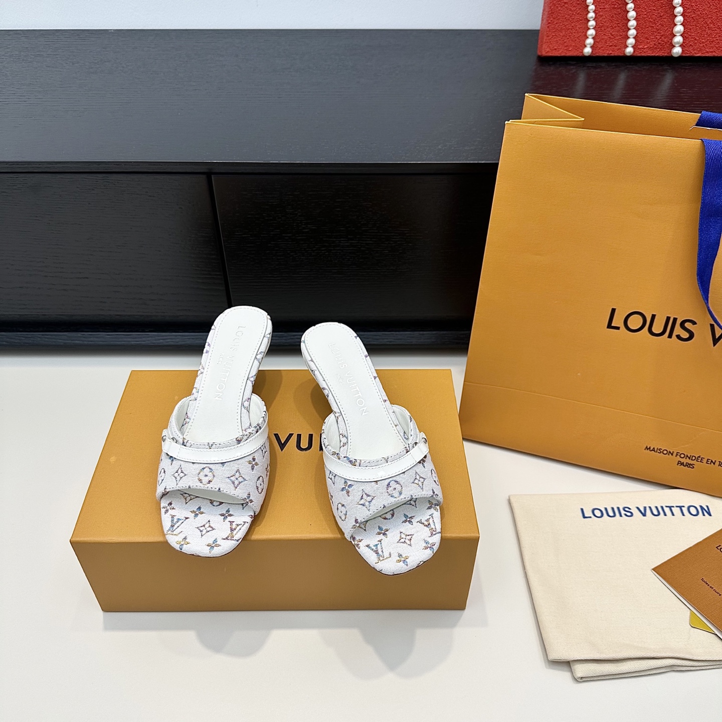 NO:465162,New color LOUI* VUITTO* | L donkey brand new model Murakami Takashi three-color joint series Kitten heel sandals Bow flat slippers Comfort must be absolutely!  Sheepskin face/real leather sole Heel height: 5.5cm Size 34-41 (34 40 41 Customized non-returning), high heels, louis vuitton,louis vuitton,high heels,slippers,sheepskin19860909新色 LOUI* VUITTO* | L驴牌新款 村上隆白三彩联名系列 小猫跟凉拖鞋 蝴蝶结平底拖鞋 舒适度那必须是绝对滴！ 羊皮面/真皮底 跟高: 5.5cm 码数 34-41（34 40 41 定制不退换）,高跟鞋,louis vuitton,louis vuitton,high heels,slippers,sheepskin,Women's Shoes