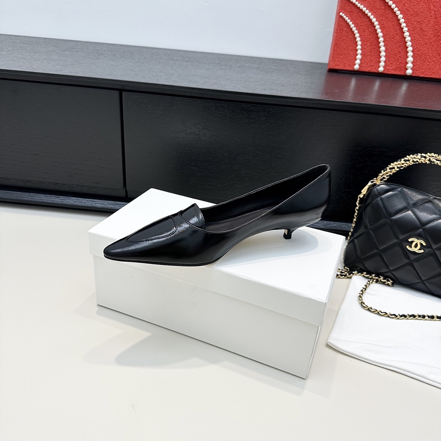 NO:480080,THE ROW 25 early autumn new TR minimalist style pointed toe kitten heel shoes, upper lambskin, inner foot pad sheepskin, sole Italian injection molded leather outsole, heel height 3.5cm, size 35-39 (40.41 custom made without return), single shoes, sheepskin, Leather soles19860909THE ROW 25早秋新款 TR极简风尖头小猫跟单鞋 鞋面小羊皮 内里垫脚羊皮 鞋底意大利注塑真皮大底 跟高3.5cm 码数35-39（40.41定做不退换）,单鞋,sheepskin,Leather soles,Women's Shoes