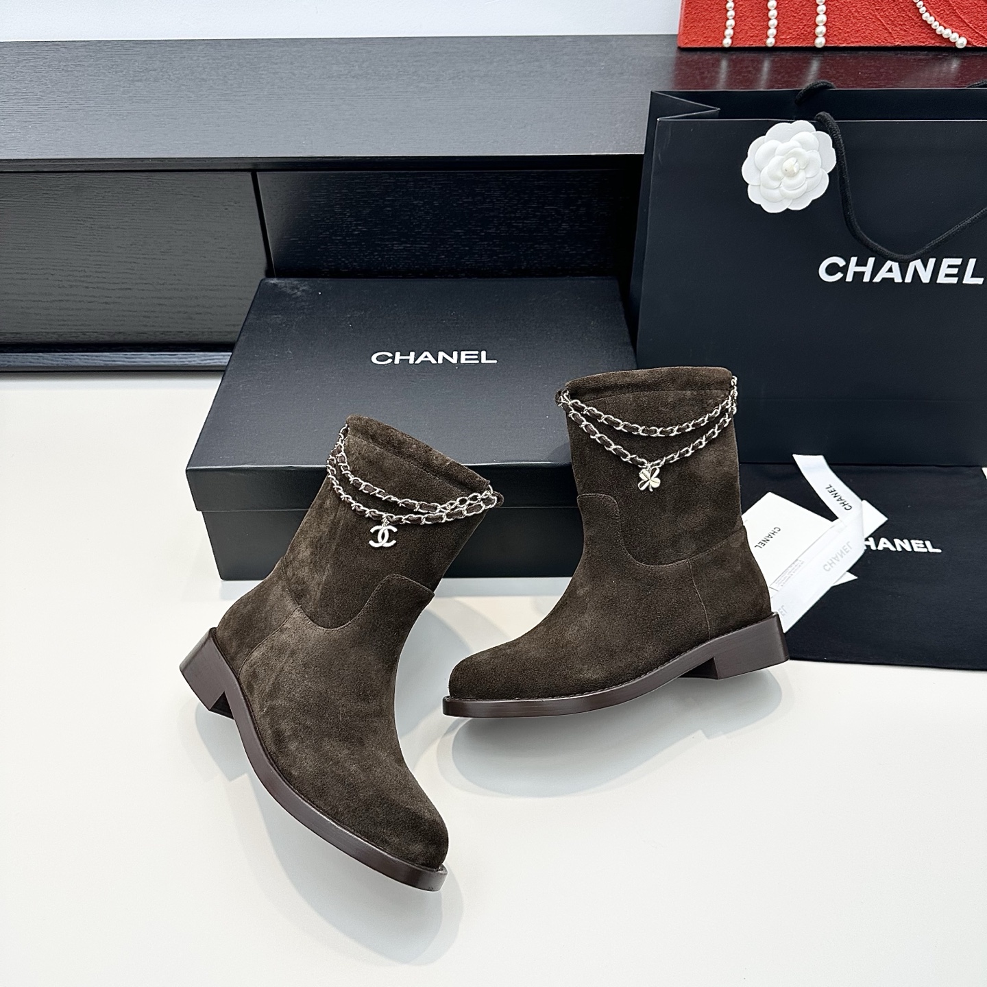 NO:545940,Chanel 25-year-old new style Xiaoxiangjia double C chain pendant short boots Upper: cowhide, genuine leather sole Correct size: 35-39 Custom made 40, boots, chanel, chanel, chanel, boots, cowhide19860909Chanel香奈儿25年早秋新款 小香家双C链条吊坠短靴子 鞋面:牛皮,真皮底 正码:35-39订做40,靴子,chanel,chanel,chanel,boots,cowhide,Women's Shoes