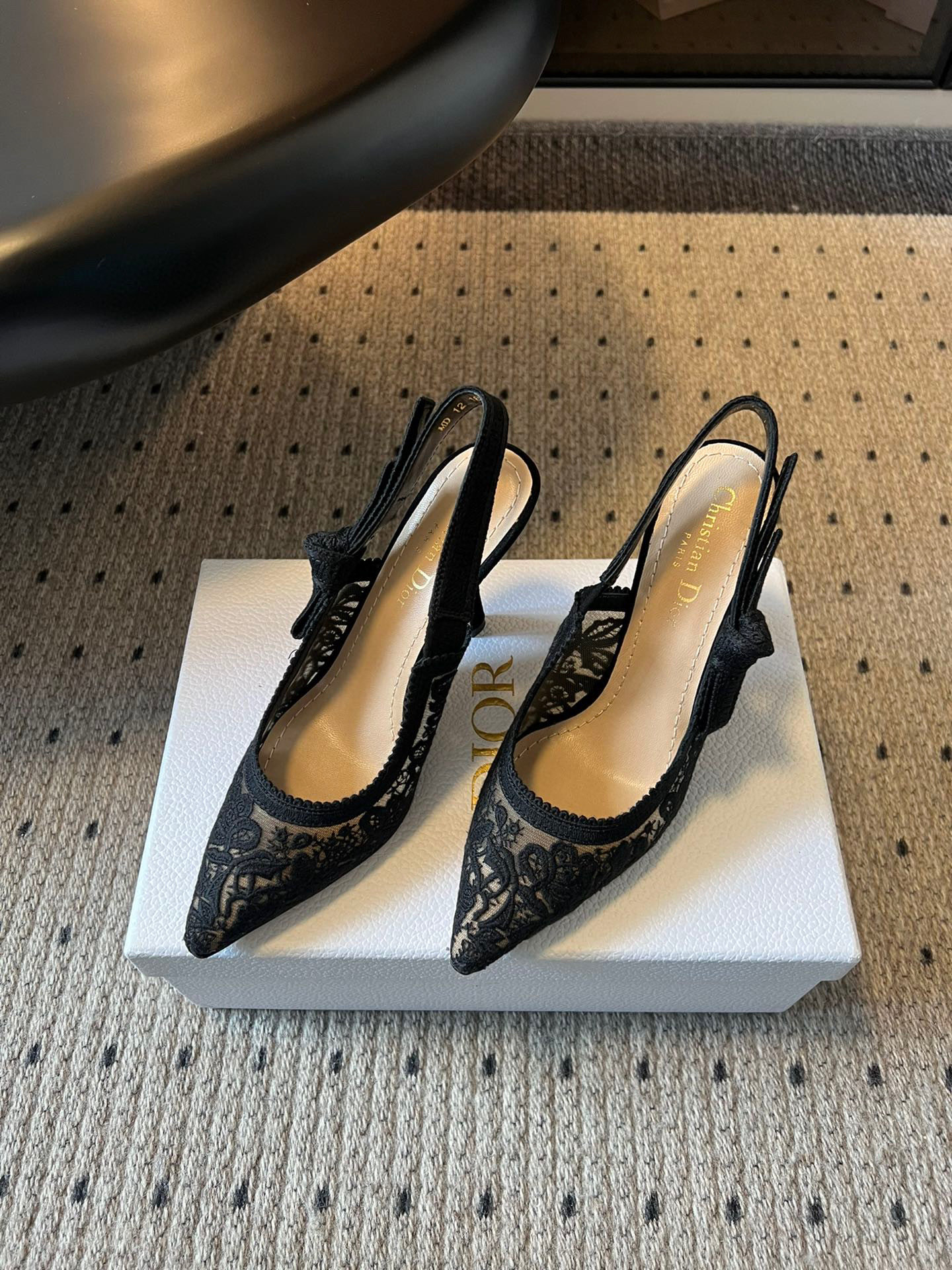 NO:707328,Purchasing agent level!  The J'Adior slingback pumps are an example of Dior's savoir-faire. Made with passion in Christian Dior's Italian studio, they are designed in black fabric with the popular Microcannage pattern. The two-tone J'Adior embroidered ribbon is decorated with a flat bow, giving you an elegant and sophisticated finishing effect. Main ingredients: technical fabric, cotton. Lining goatskin lining Outsole Italian leather outsole Heel high flat, 6.5CM, 9.5CM  Size 34-43 (34.41.42, 43 customized, non-refundable and non-exchangeable), high heels and sandals, dior, dior, sandals, high heels, sheepskin, Leather soles19860909代购级别！ J'Adior露跟高跟鞋是迪奥精湛技艺的典范.在Christian迪奥的意大利工作室中充满激情地制作,黑色面料设计搭配流行Microcannage图案.双色J'Adior刺绣缎带饰有平底蝴蝶结,为您带来优雅精致的收尾效果. 主要成分技术面料、棉. 内里山羊皮衬里 大底意大利真皮大底 跟高平底,6.5CM,9.5CM 码数34-43（34.41.42,43定制不退不换）,高跟鞋凉鞋,dior,dior,sandals,high heels,sheepskin,Leather soles,Women's Shoes