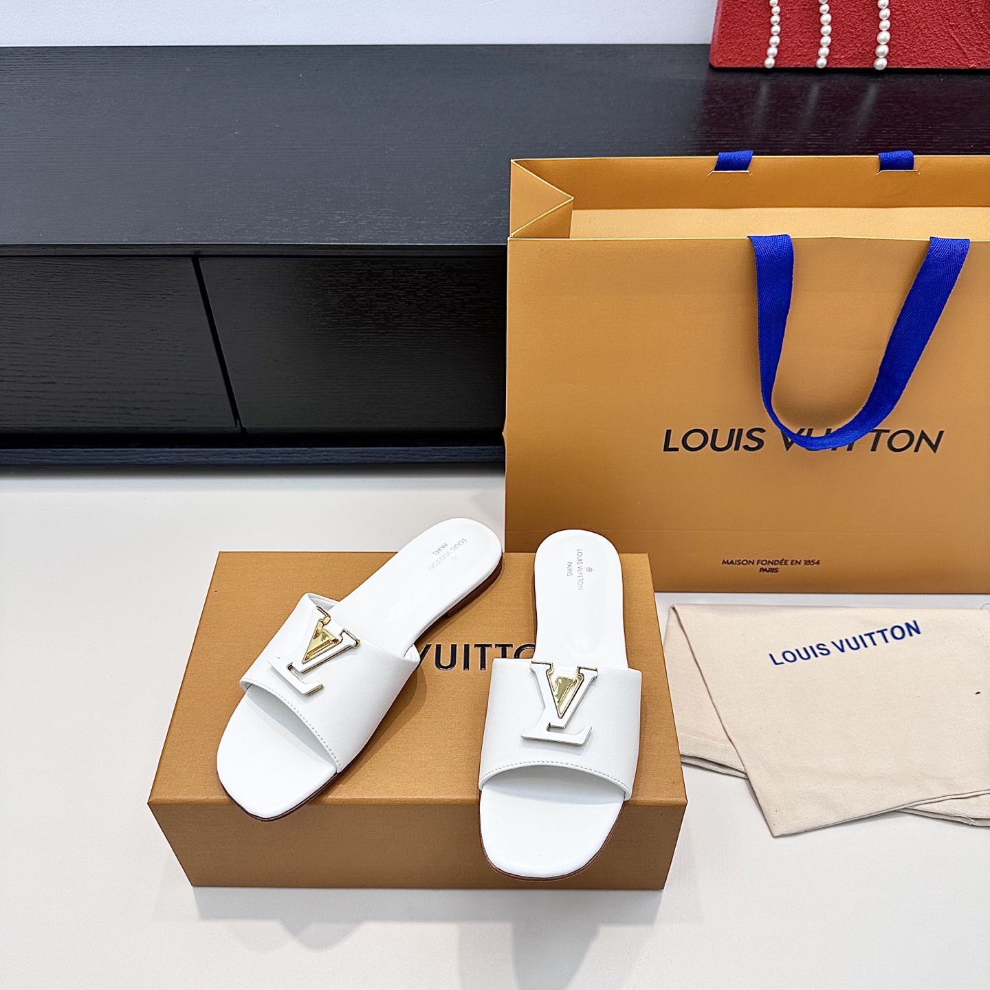 LOUIS VUITTON V-buckle sandals comfortable and stylish - top version