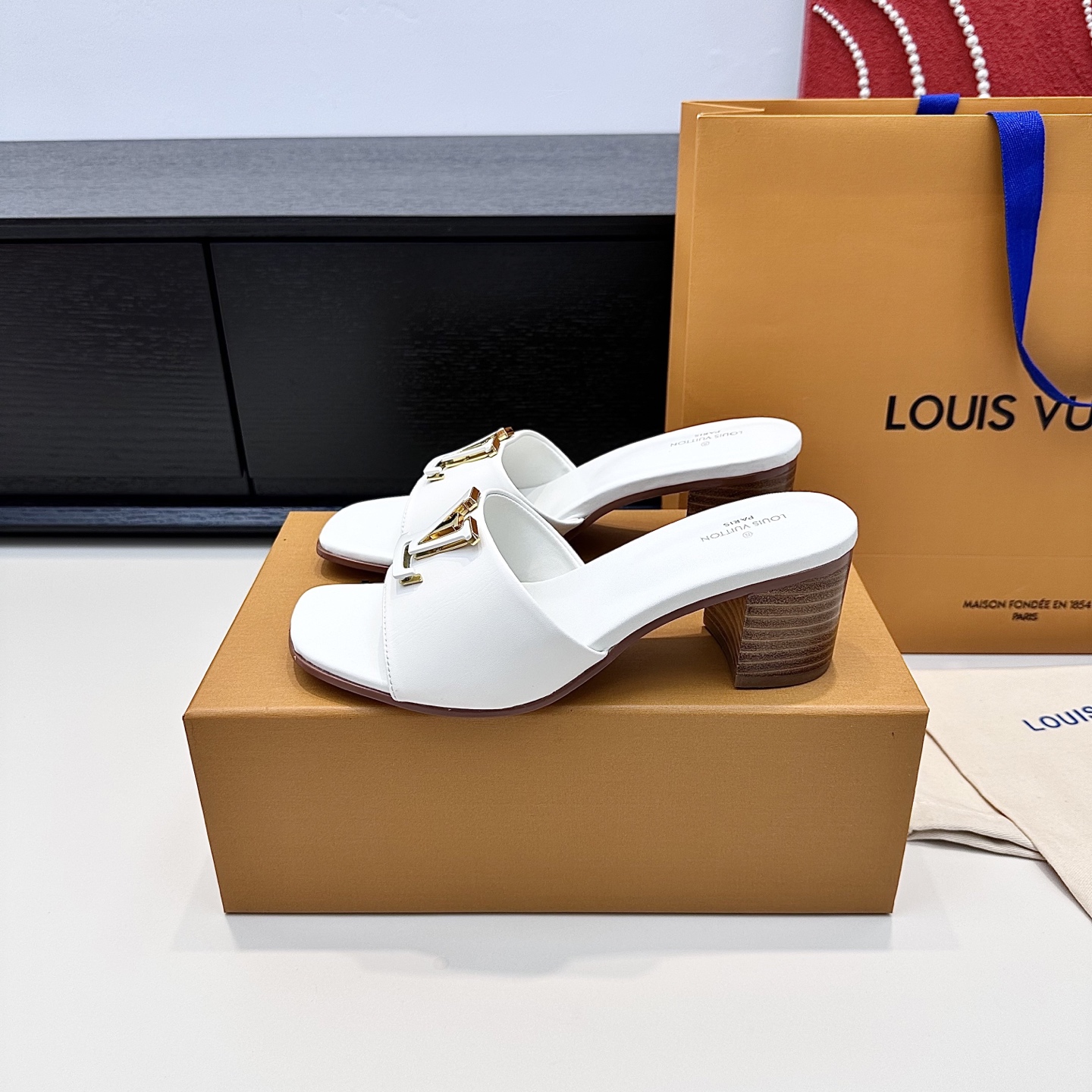 LOUIS VUITTON Sandales à talon épais à boucle V, confortables et tendance - version premium
