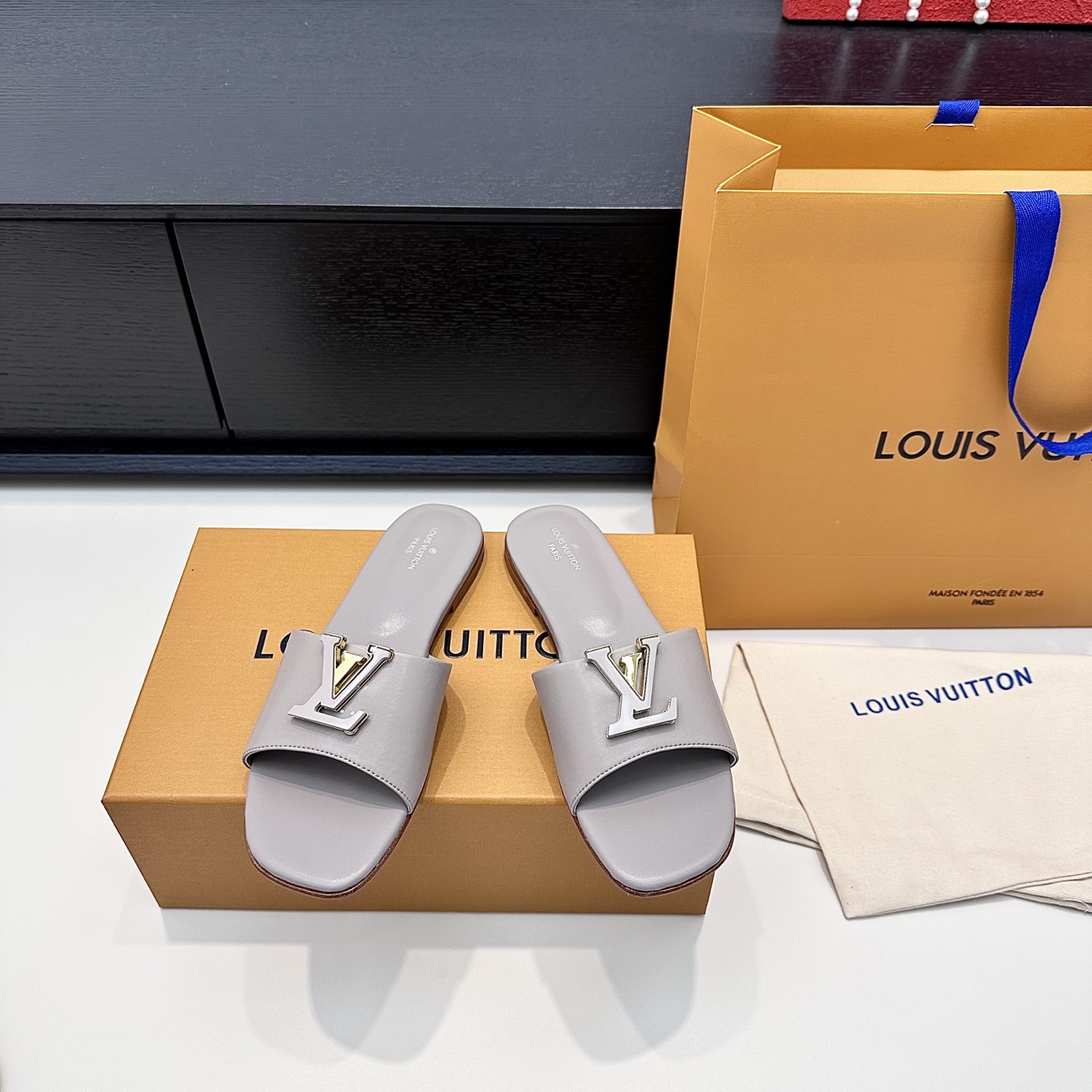 LOUIS VUITTON V-buckle sandals comfortable and stylish - top version