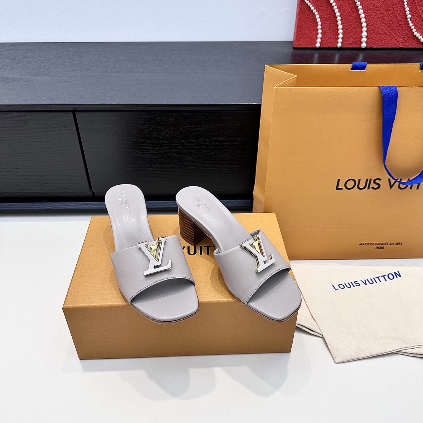 LOUIS VUITTON Sandales à talon épais à boucle V, confortables et tendance - version premium