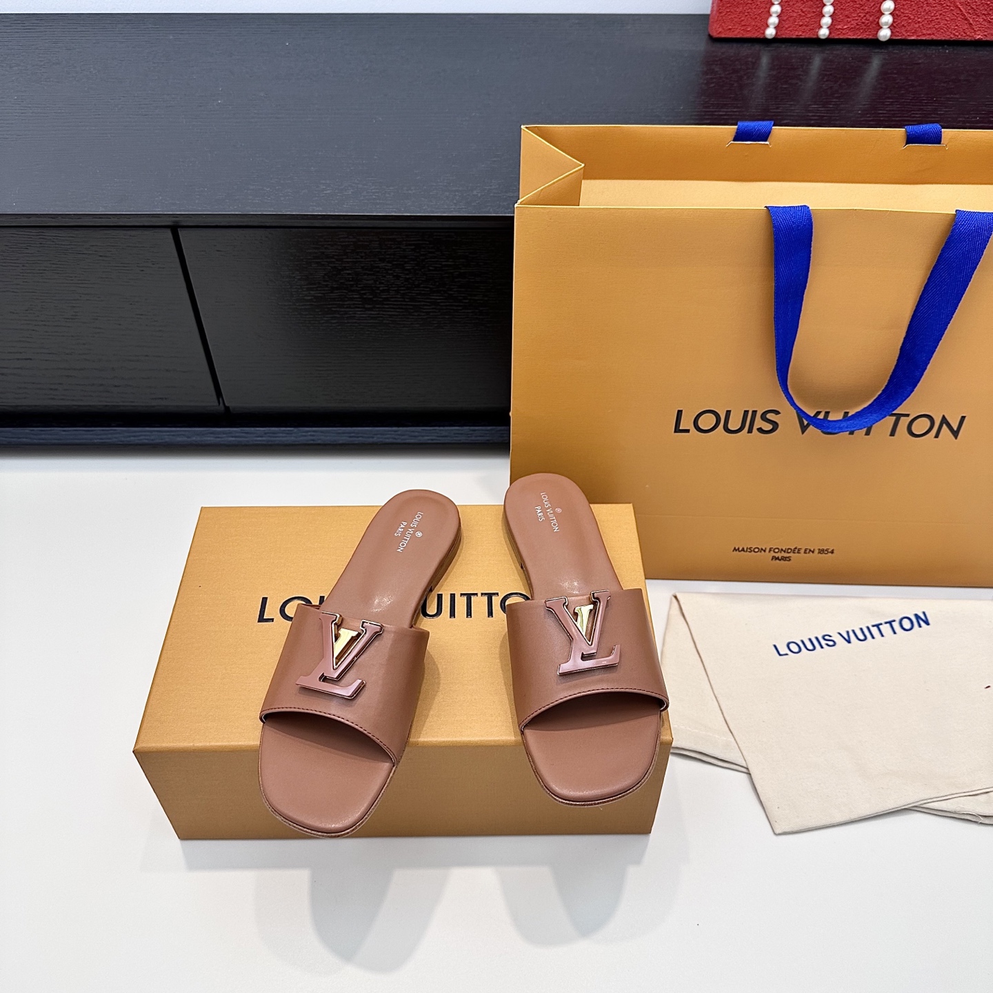 LOUIS VUITTON V-buckle sandals comfortable and stylish - top version