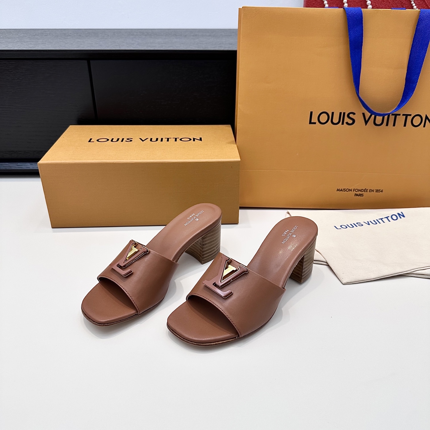 LOUIS VUITTON Sandales à talon compensé à boucle V, confortables et tendance - version premium