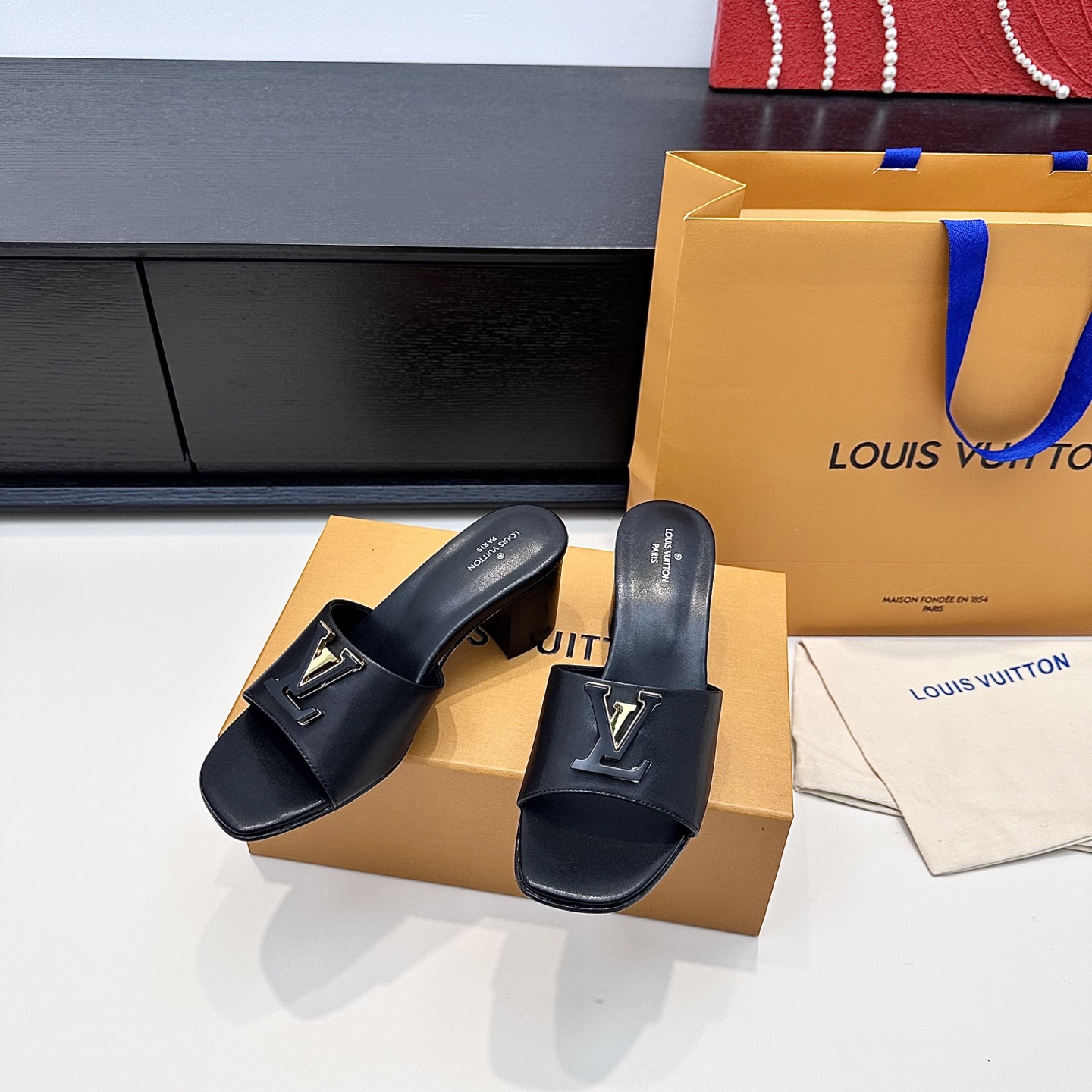 LOUIS VUITTON Sandales à talon épais à boucle V, confortables et tendance - version premium