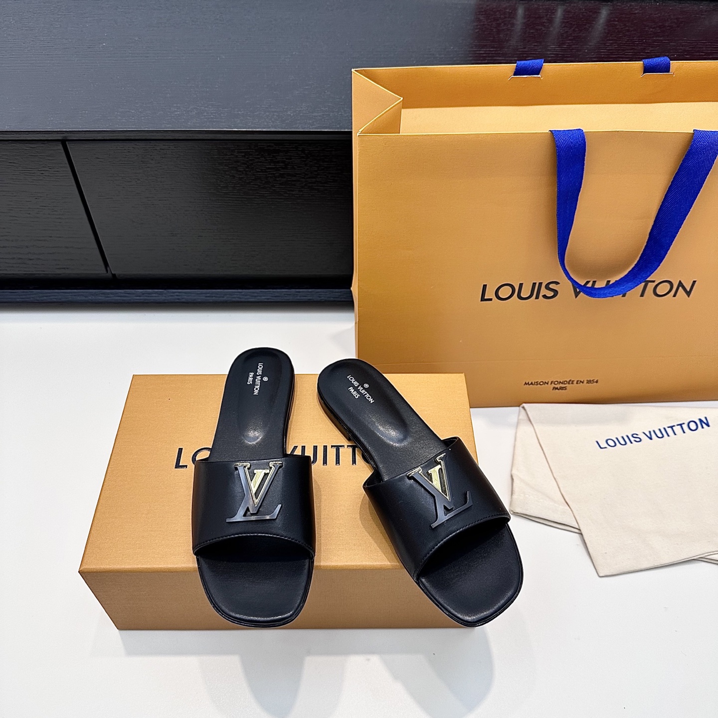 LOUIS VUITTON V-buckle sandals Comfortable and stylish - top version