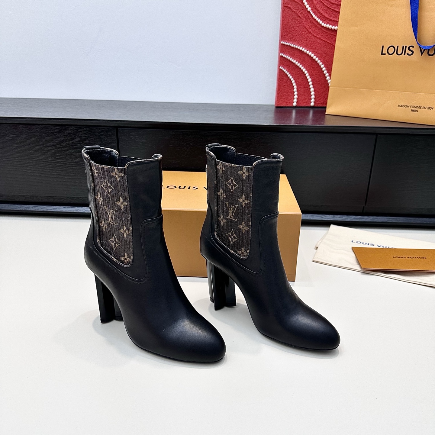 LOUIS VUITTON Bottes Style Simple et Élégant - Version Premium