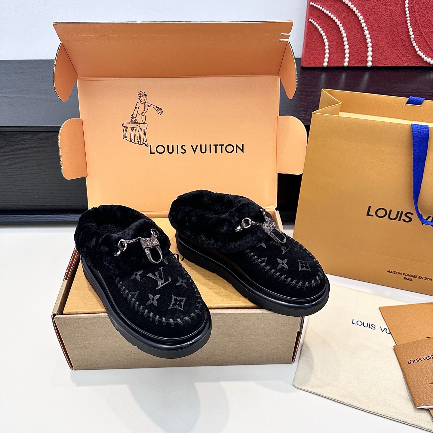 LOUIS VUITTON замшавыя тапаткі з тоўстай падэшвай і футрам, мяккія і камфортныя — топ-версія