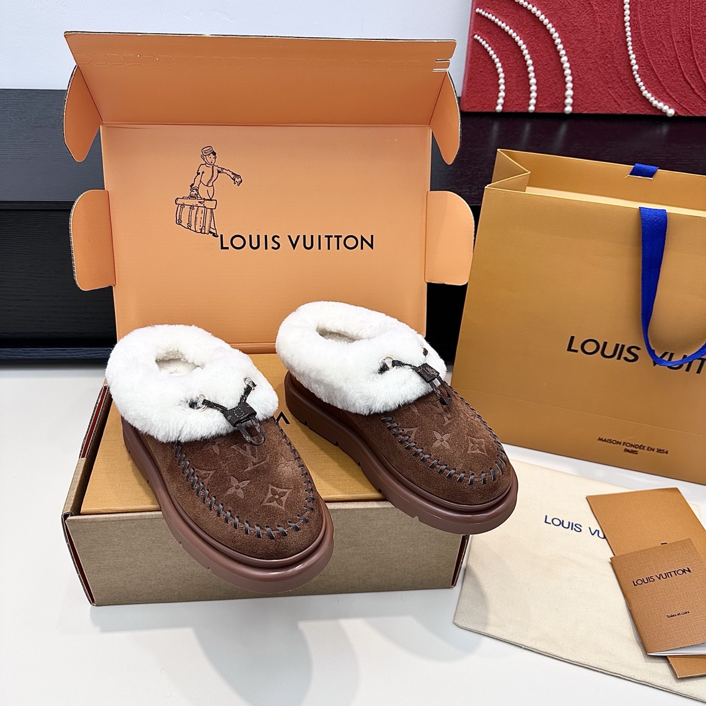 LOUIS VUITTON замшавыя тапаткі з тоўстай падэшвай і футрам, мяккія і камфортныя — топ-версія