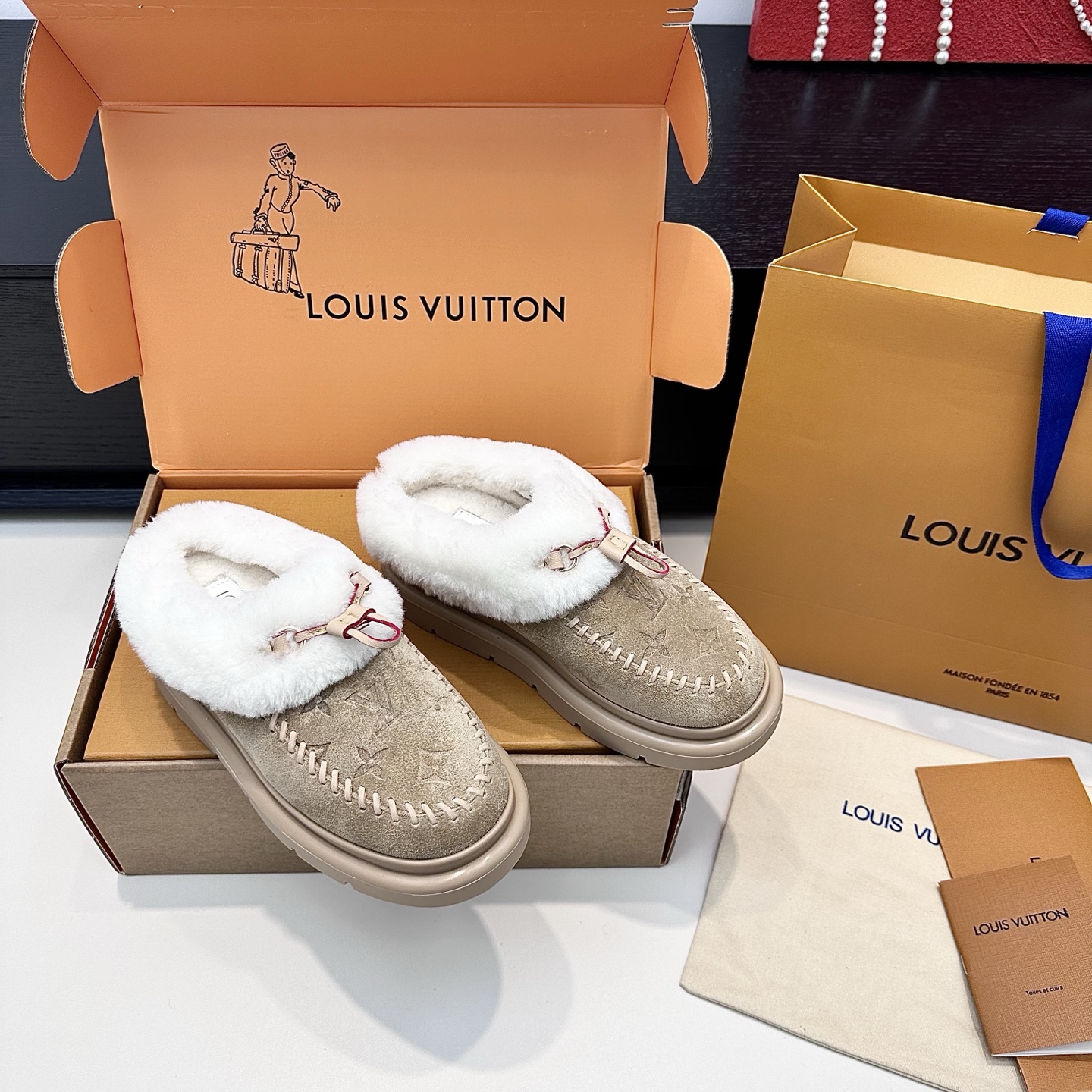 LOUIS VUITTON замшавыя тапаткі з тоўстай падэшвай і футрам, мяккія і камфортныя — топ-версія