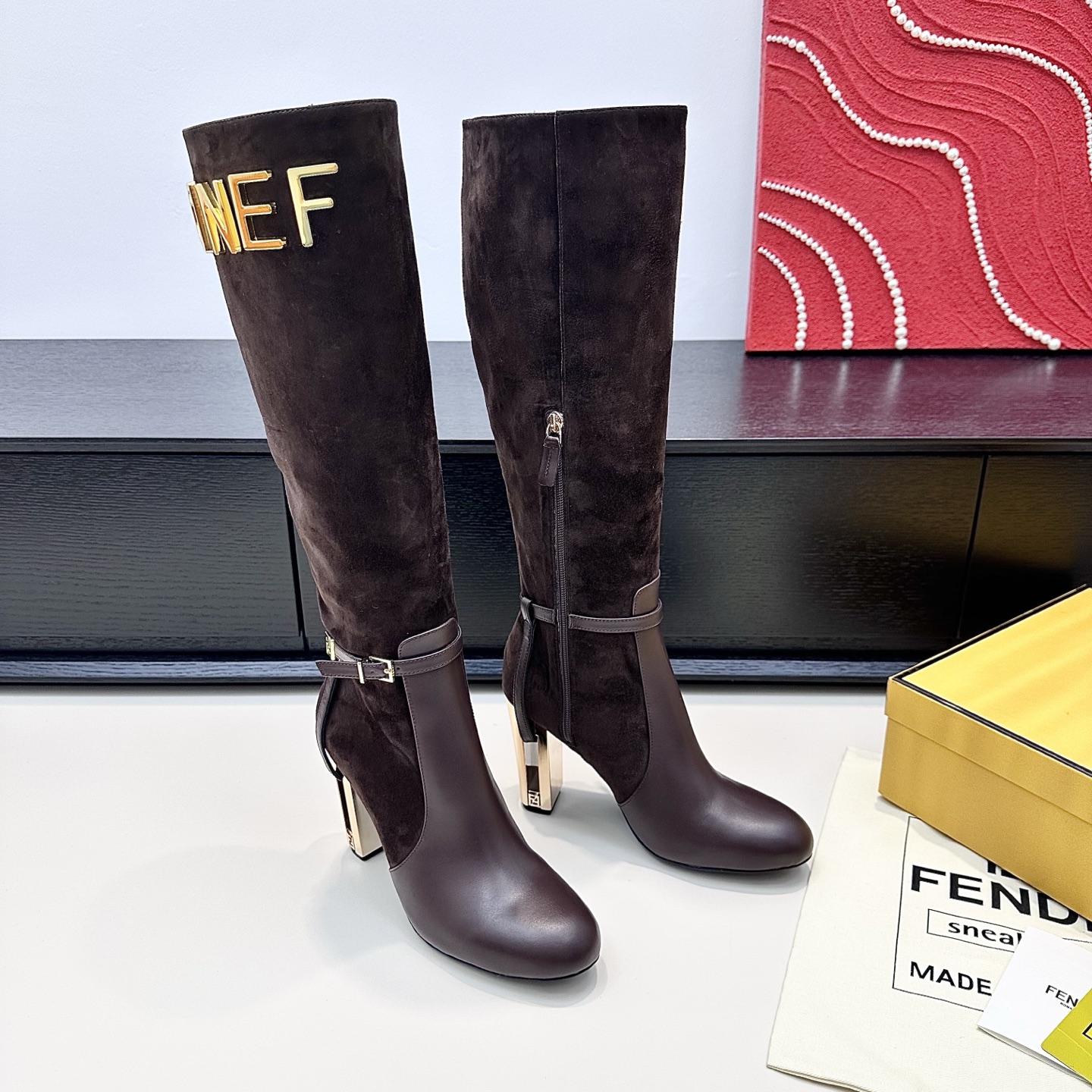 NO:668413,Round toe fendi Fendi 2025 winter new style metal hollow heel high-heeled long boots 'The metal letters add to the recognition, the 10 cm metal heel is stable and neat, and every detail welds the 'exquisite focus' into the outfit~' Positive size 35-42, boots, fendi, fendi, boots19860909圆头 fendi 芬迪2025年冬季新款 金属镂空跟高跟长靴子 “金属字母衬出辨识度,10公分金属跟踩稳利落气场,每处细节都把‘精致焦点’焊在穿搭里~” 正码35-42,靴子,fendi,fendi,boots,Women's Shoes
