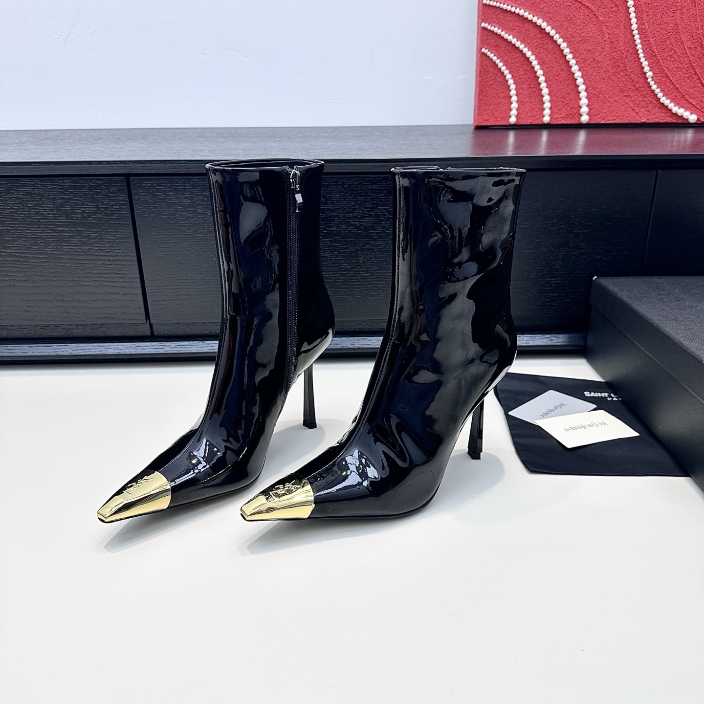 NO:668415,ysl Yves Saint Laurent's 25th winter new product, high-heeled metal letter-head short boots, zippered stiletto bare boots, bright texture wrapped in neat lines, metal toe inlaid with logo details, stiletto heels, every step brings a quiet nobility - this pair of short boots is a wonderful way to weld exquisite accent into the outfit. Heel height: 10.5cm, full size: 35-42, boots, saint laurent, saint  laurent,boots19860909ysl圣罗兰 25年冬季新品 高跟金属字母头短靴子 拉链细跟裸靴 亮面质感裹出利落线条,金属鞋尖嵌着标识细节,细高跟一踩,每步都带着不动声色的贵气——这双短靴一上脚,就是把精致腔调焊在穿搭里的妙笔. 跟高:10.5cm 正码:35-42,靴子,saint laurent,saint laurent,boots,Women's Shoes