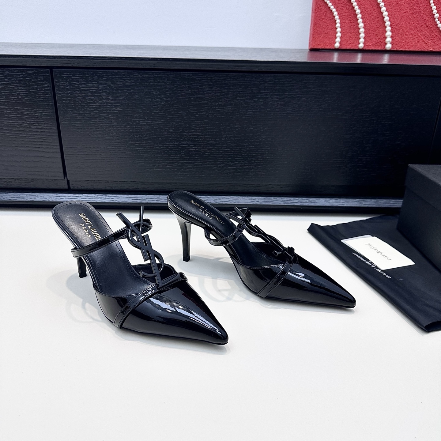 NO:668417,ysl Saint Laurent's new 25-year-old ysl metal mark high-heeled mules slippers. The glossy texture wraps up the sharp pointed shape, and the metal logo is placed just right on the shoe body. Step on the stiletto heel. This pair of mules welds the 'lazy elegance' into the step. It is an effortless and exquisite focus when worn casually. Heel height: 8cm. Positive size: 35-42, high heels, saint laurent, saint laurent, high heels, slippers19860909ysl圣罗兰 25年新款 ysl金属标高跟穆勒拖鞋 亮面质感裹出利落尖型,金属标识在鞋身落得恰好——细高跟一踩,这双穆勒鞋把“慵懒贵气”焊在了步履里,随手一搭都是毫不费力的精致焦点. 跟高:8cm 正码:35-42,高跟鞋,saint laurent,saint laurent,high heels,slippers,Women's Shoes